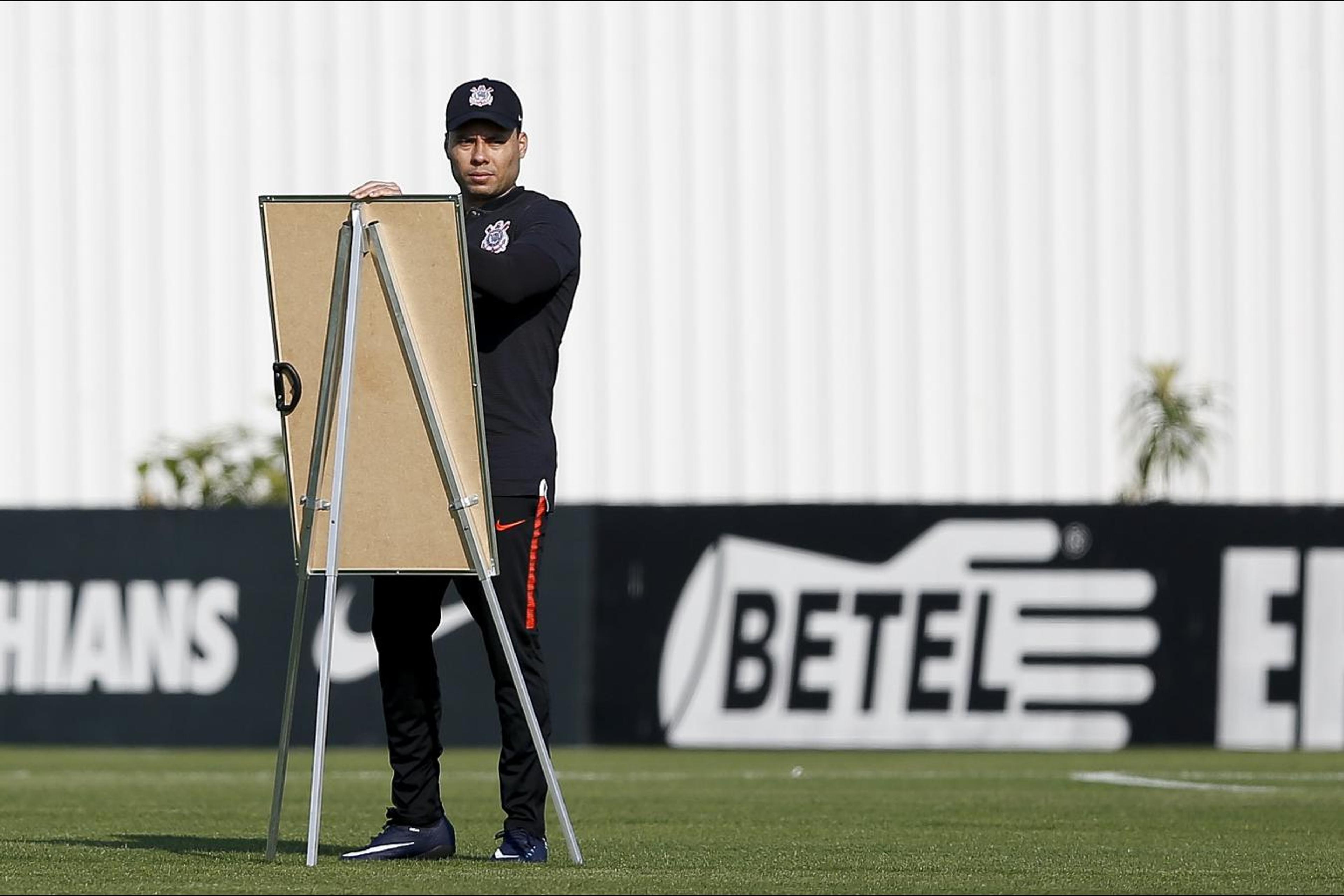 Com série caseira, Jair tem chance de implantar suas ideias no Corinthians