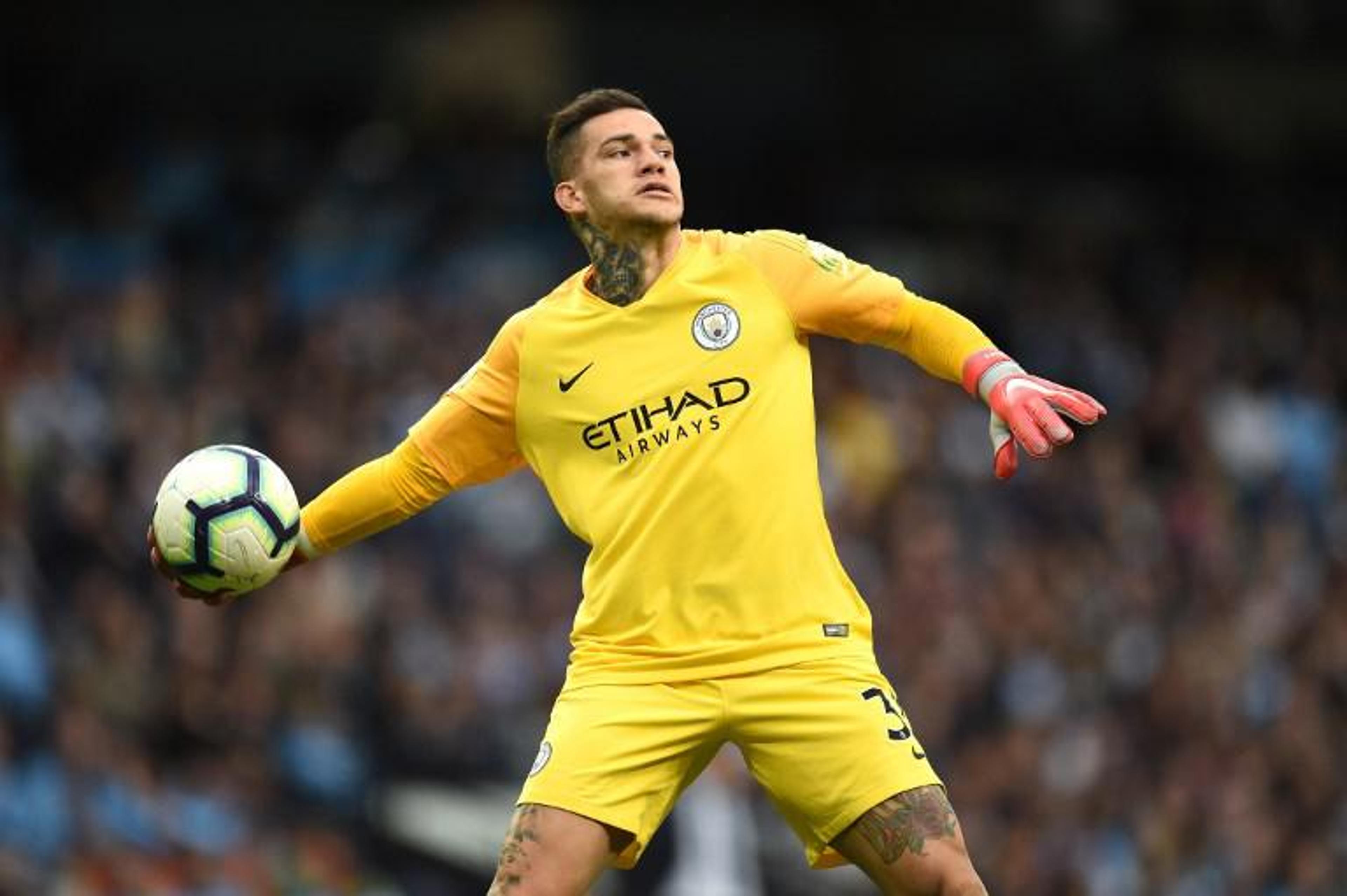 Titular do Manchester City, Ederson cita carinho pelo Vasco: ‘Primeira camisa de futebol que eu ganhei’