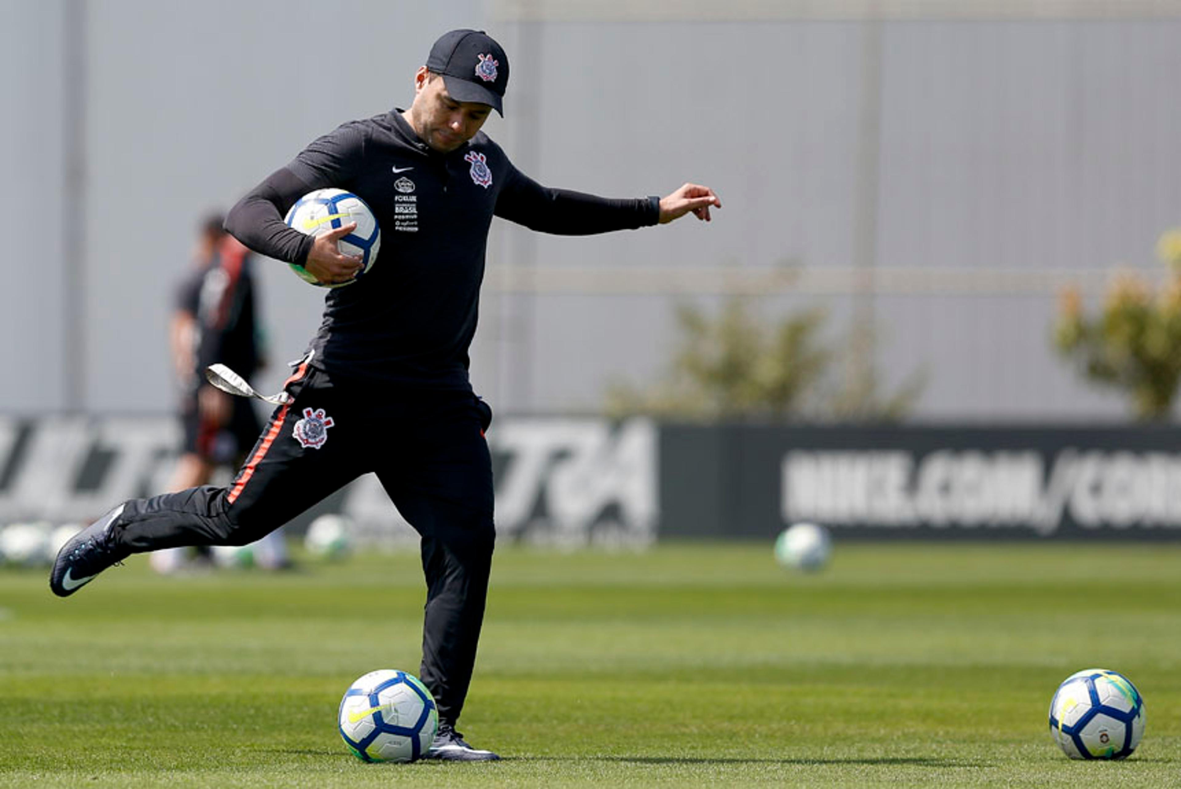 Em reencontro com Botafogo, Jair tenta 1ª dobradinha no Corinthians