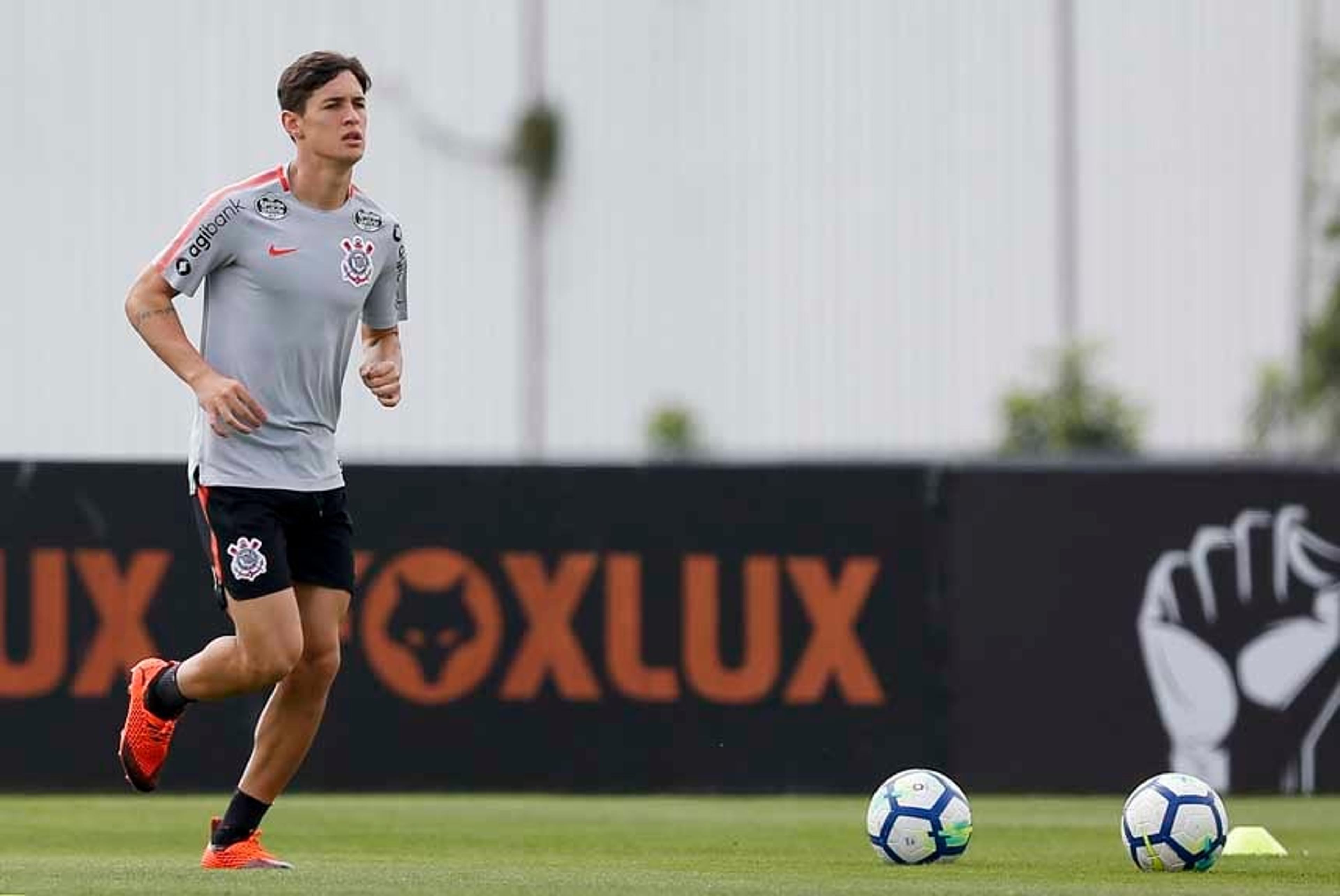 Mateus Vital vê concorrência crescer no Corinthians, mas valoriza opções