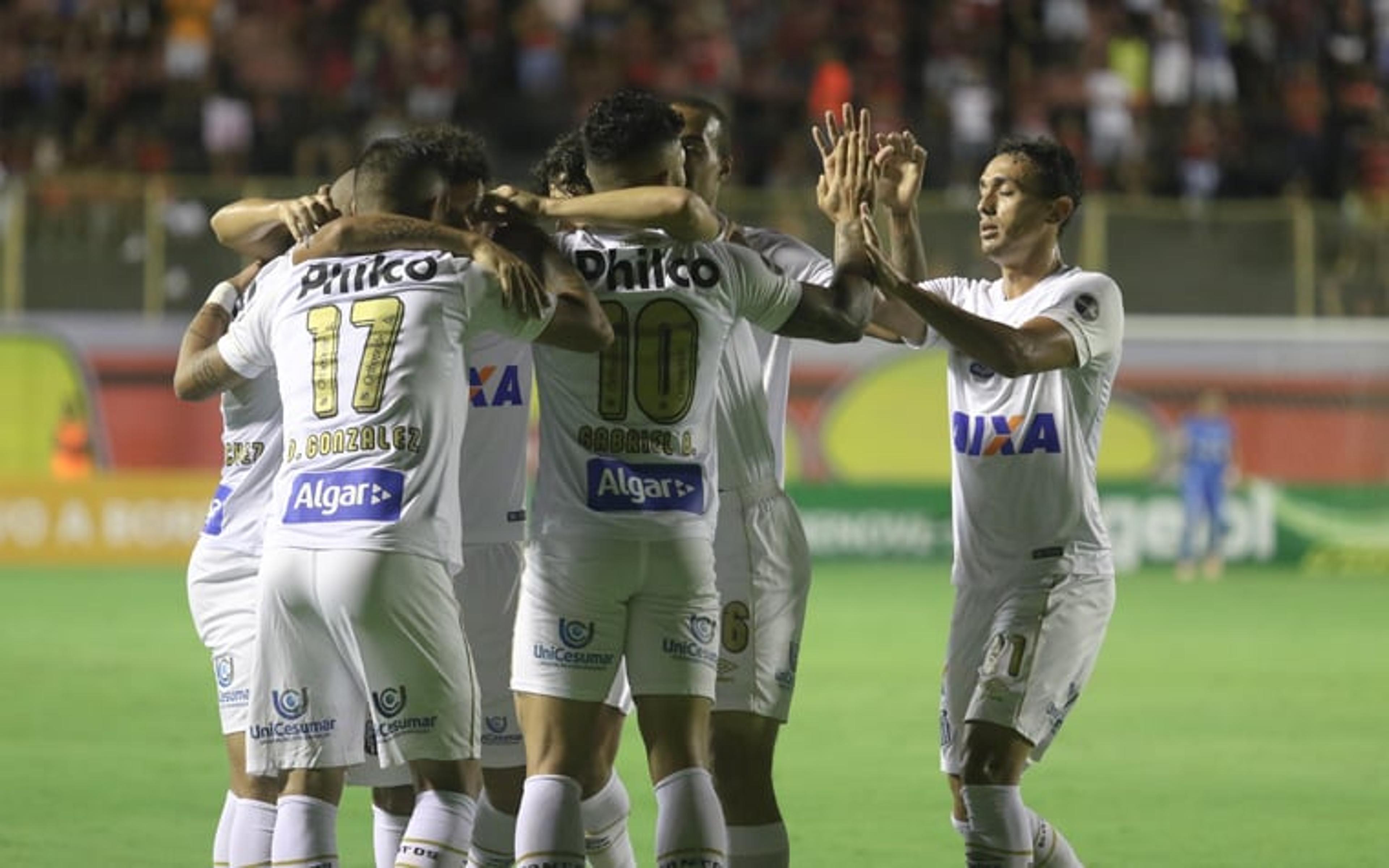 Com gol de Sánchez, Santos bate o Vitória e segue escalada pelo G6