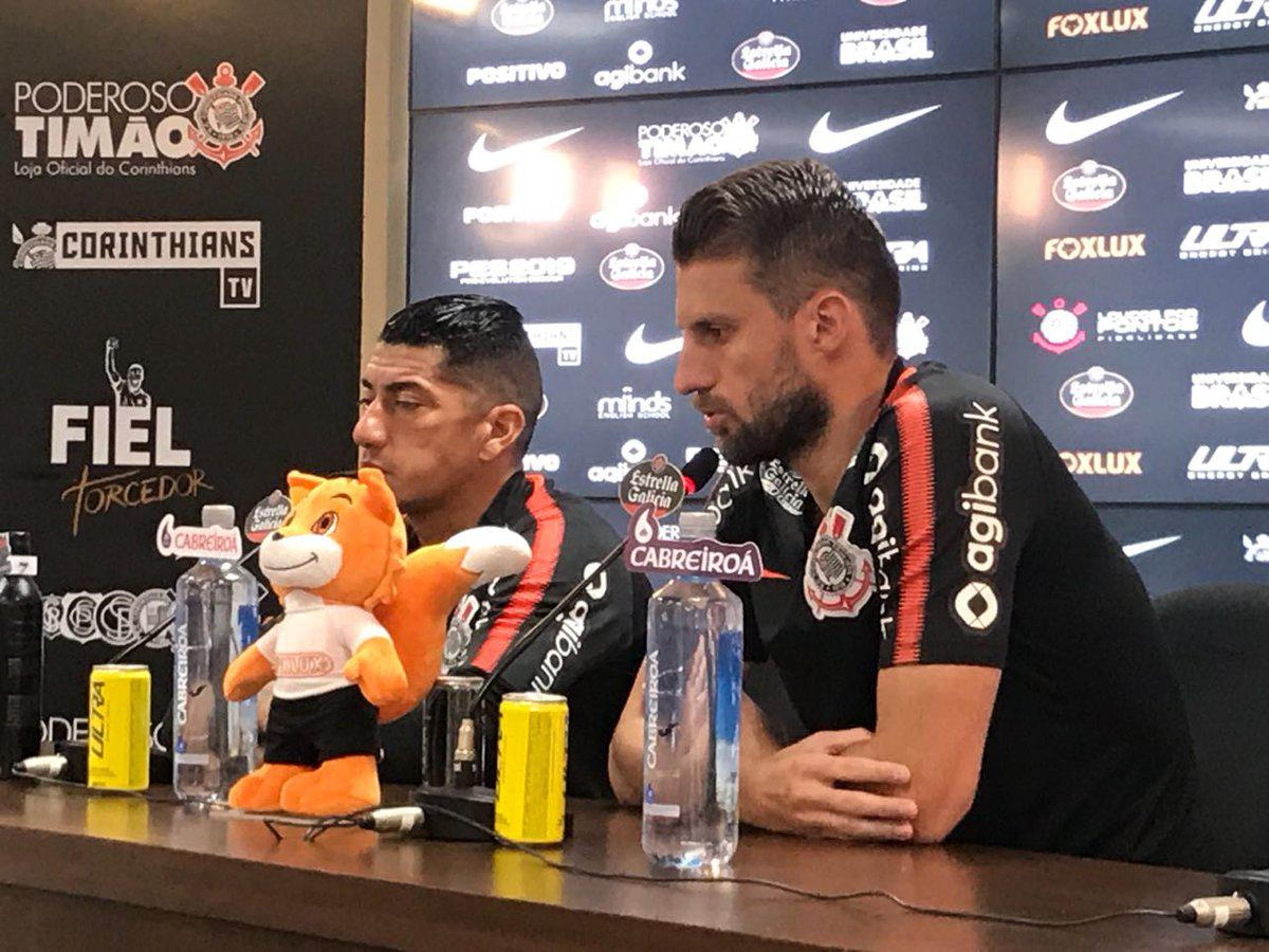 Jogadores do Corinthians cobram atenção na bola parada antes de final