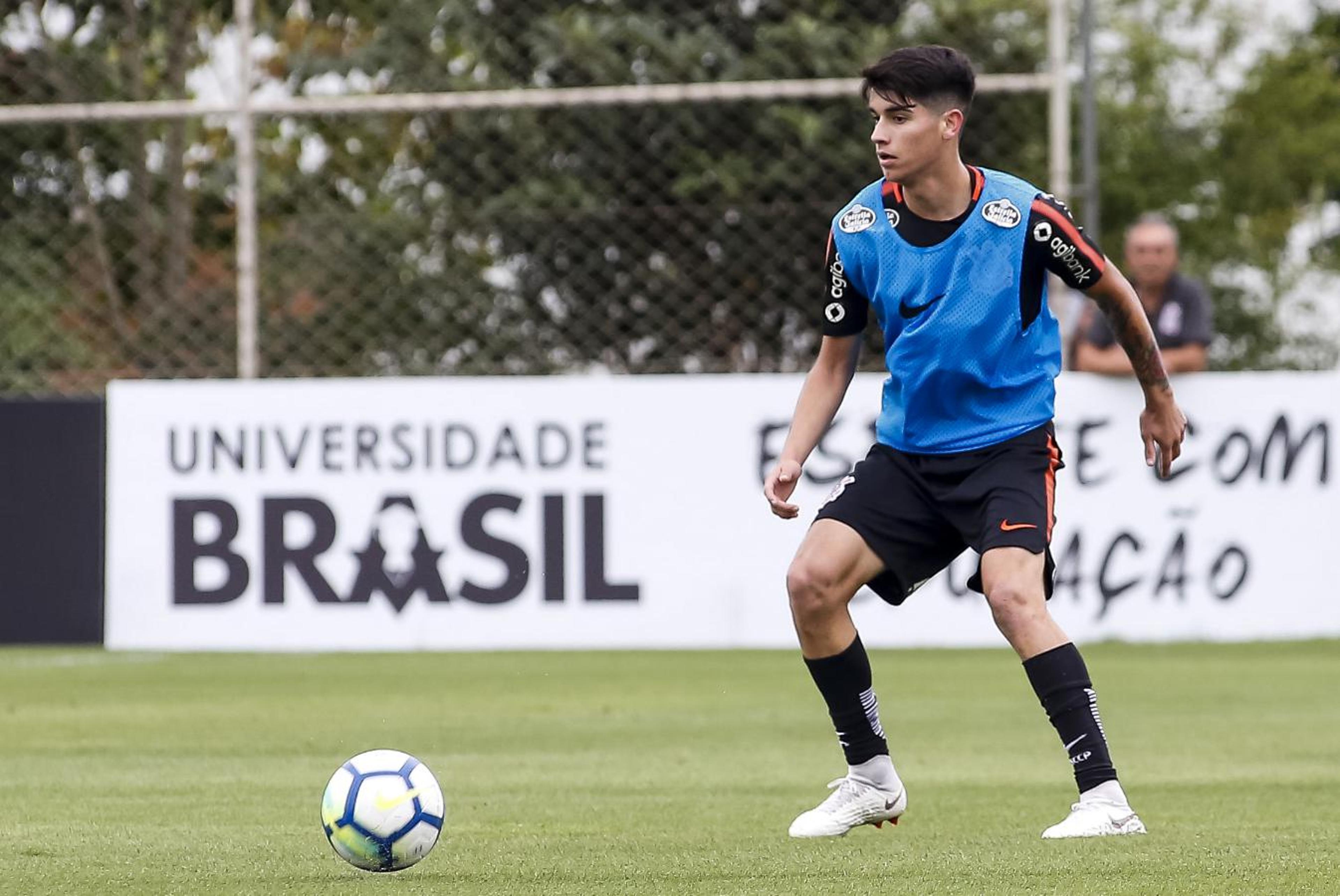 Pessimista com Jadson, Jair testa opções e usa Danilo no Corinthians