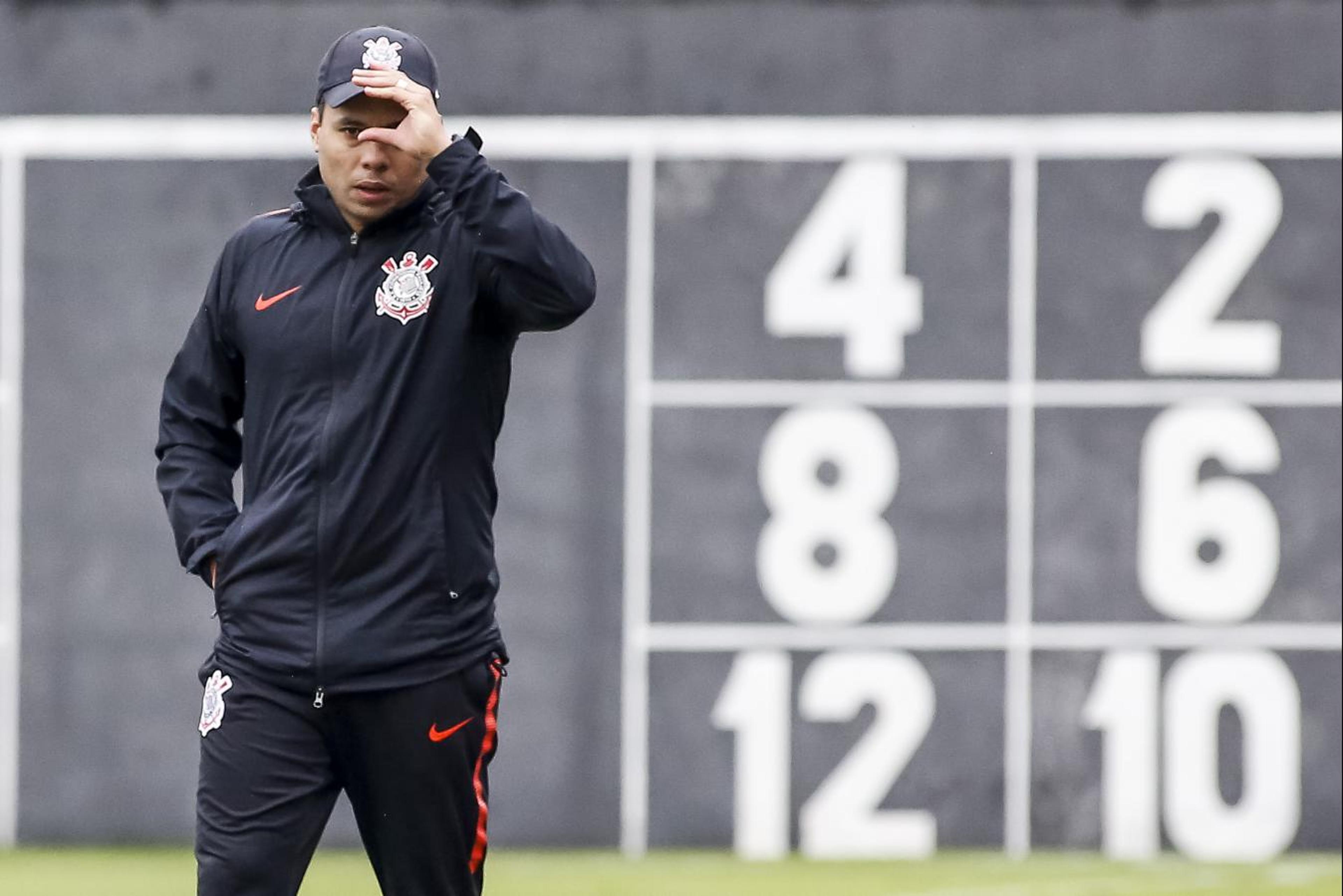 Jair faz mudanças, mas ataque do Corinthians sofre para embalar