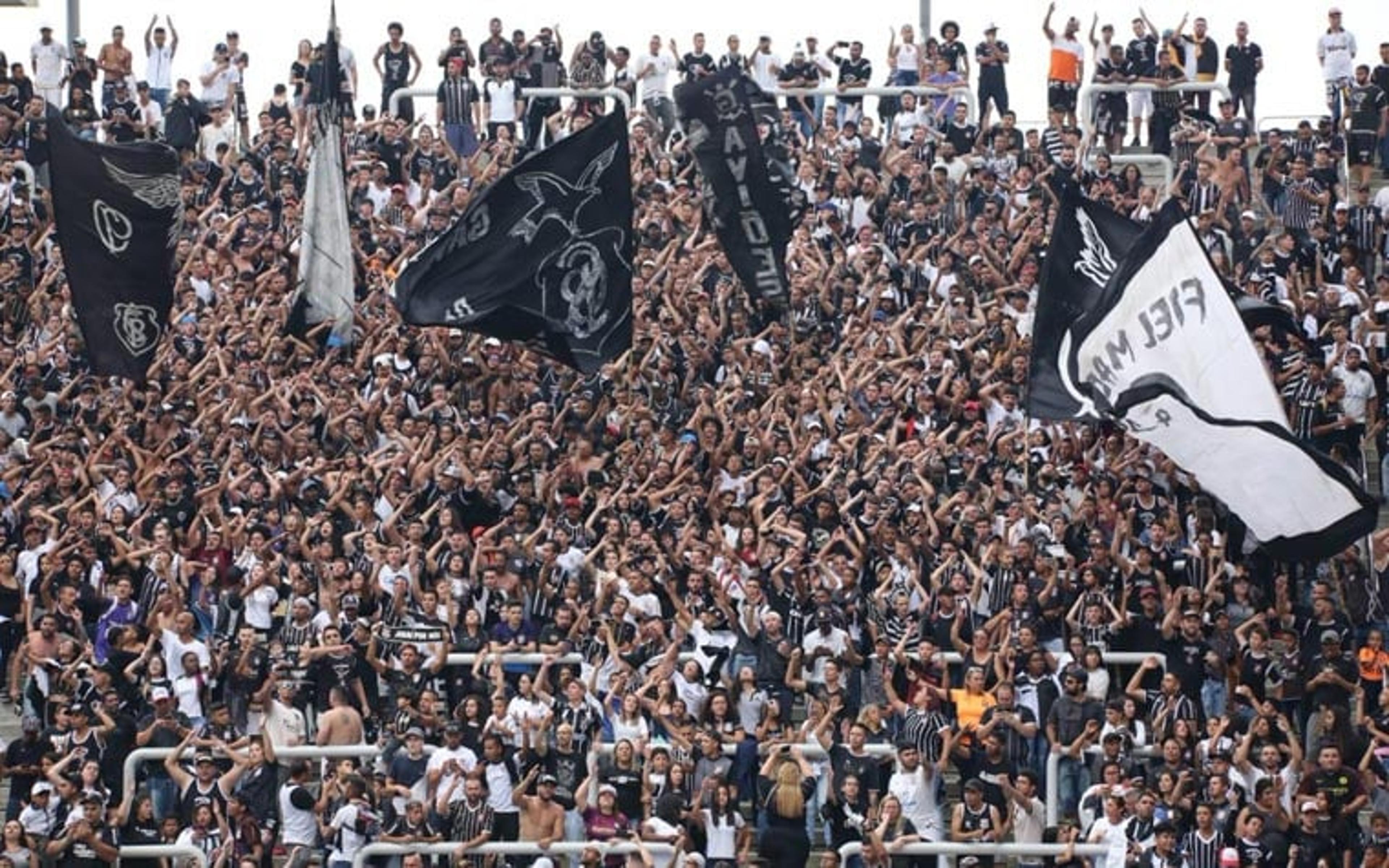 Corinthians volta a antecipar concentração; torcida marca protesto