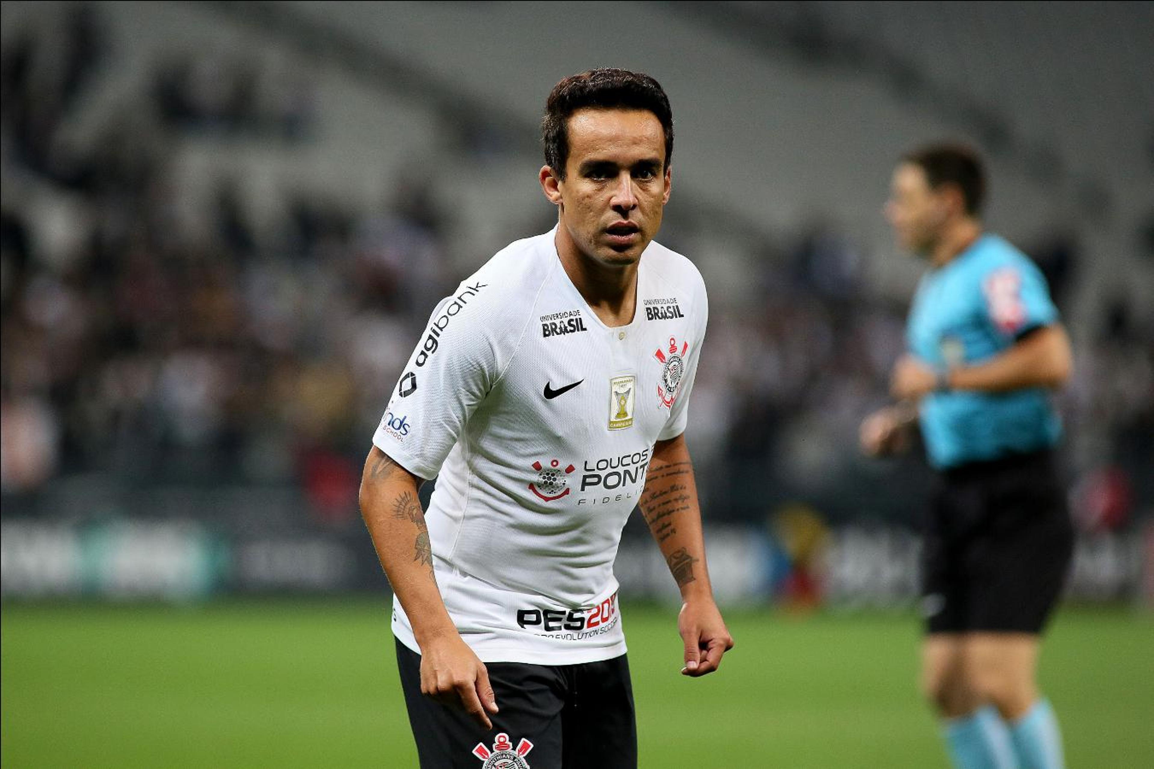 Jadson se salva em má fase e tenta comandar reação do Corinthians