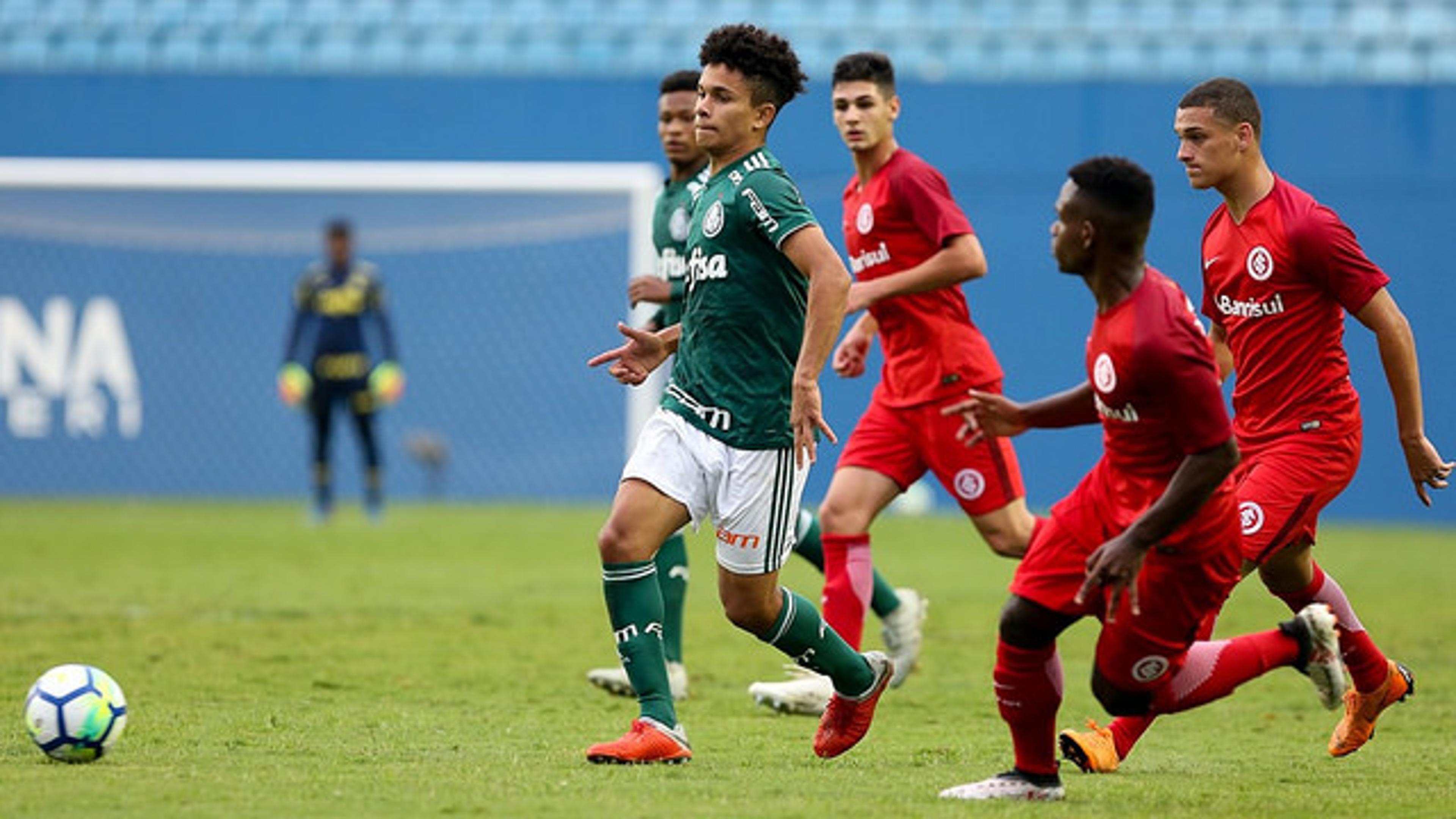 Meia comemora classificação do Palmeiras na Copa do Brasil sub-17