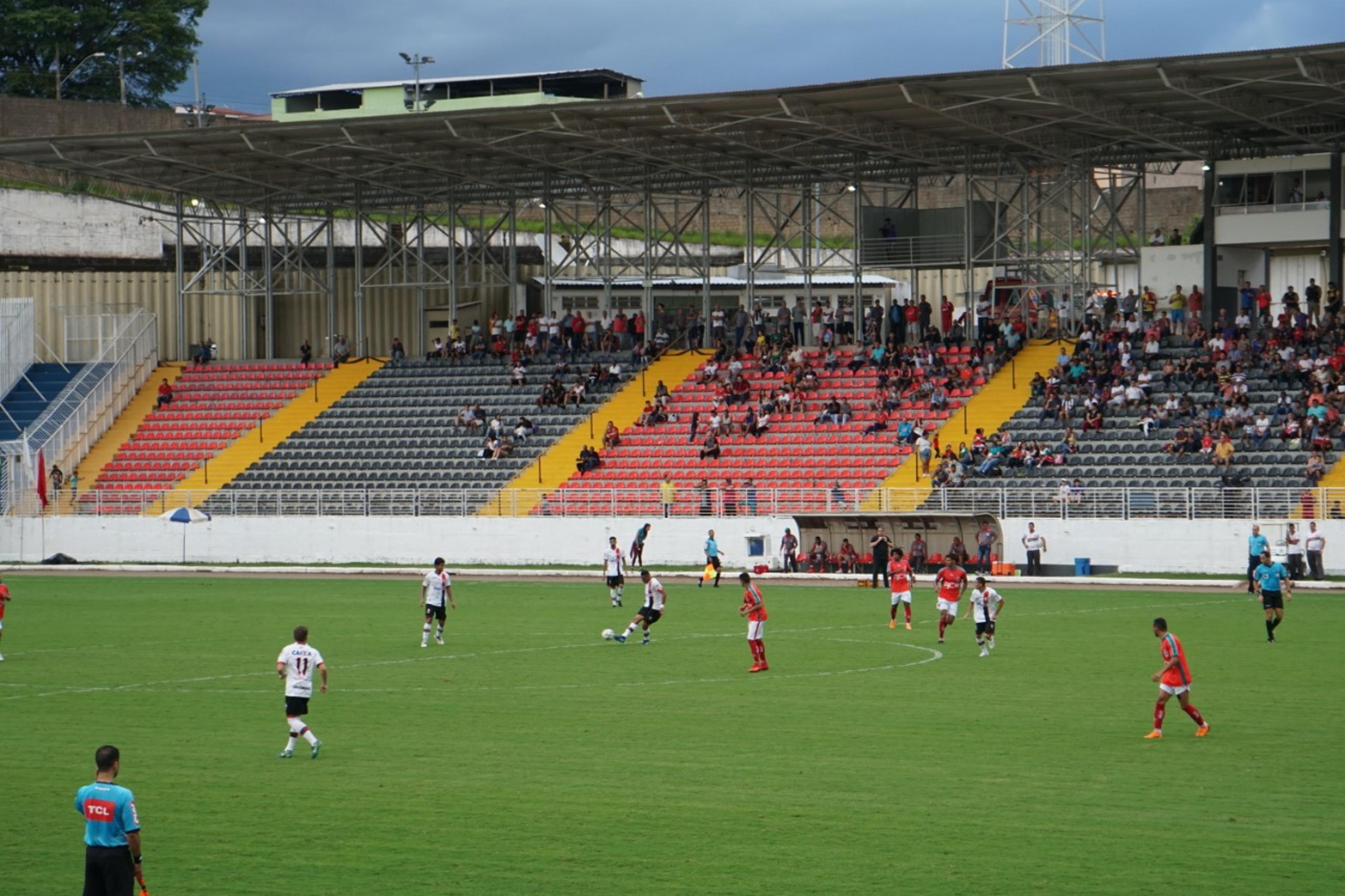 Atlético-GO vence Boa Esporte e encosta no G4 da Série B