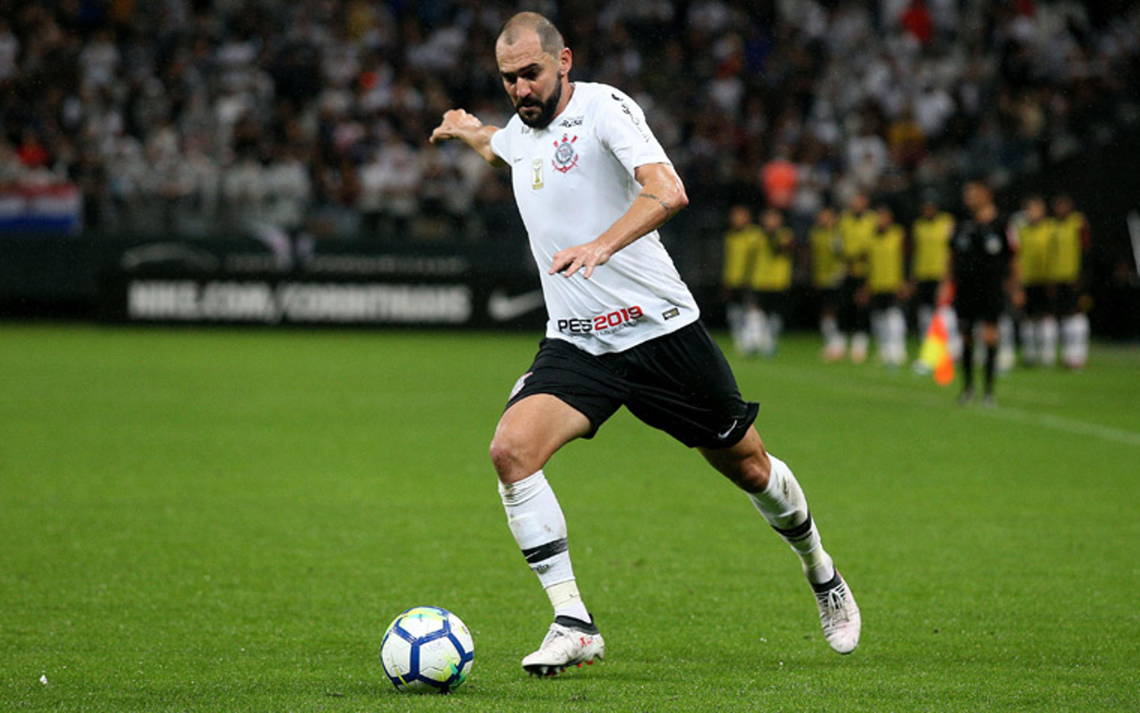 Andrés abre portas do Corinthians a Danilo, mas diz que permanência depende da comissão técnica