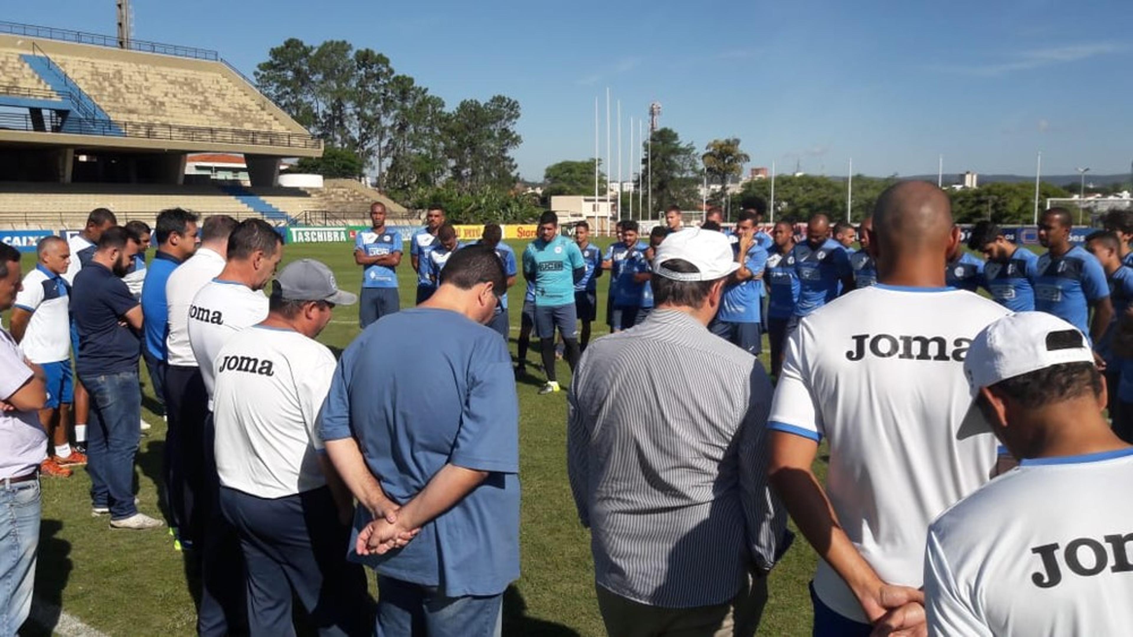 Jogadores e comissão técnica do São Bento fazem oração por Daniel