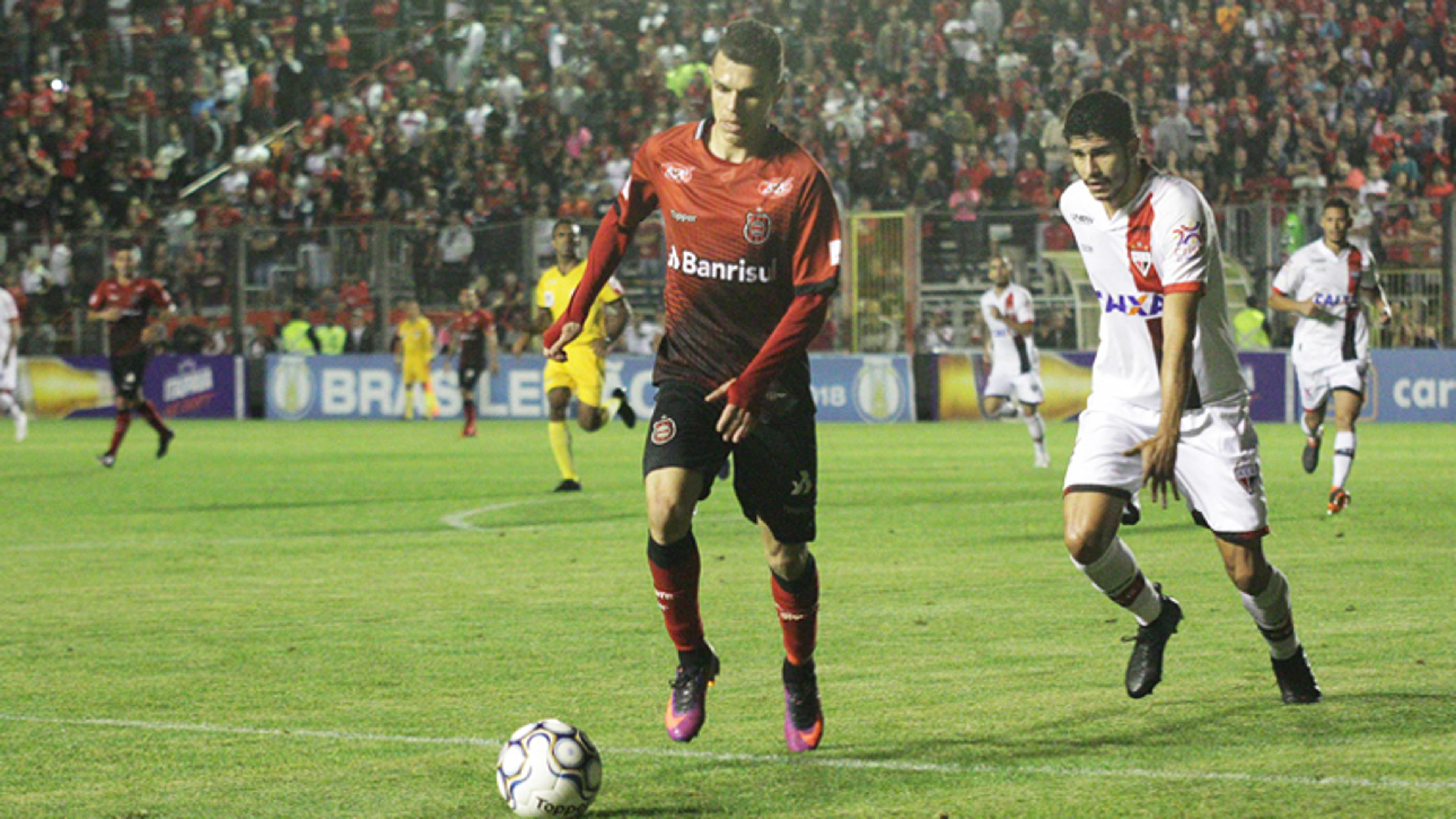 Titular em todos os jogos de outubro, Welinton Junior projeta último mês da temporada