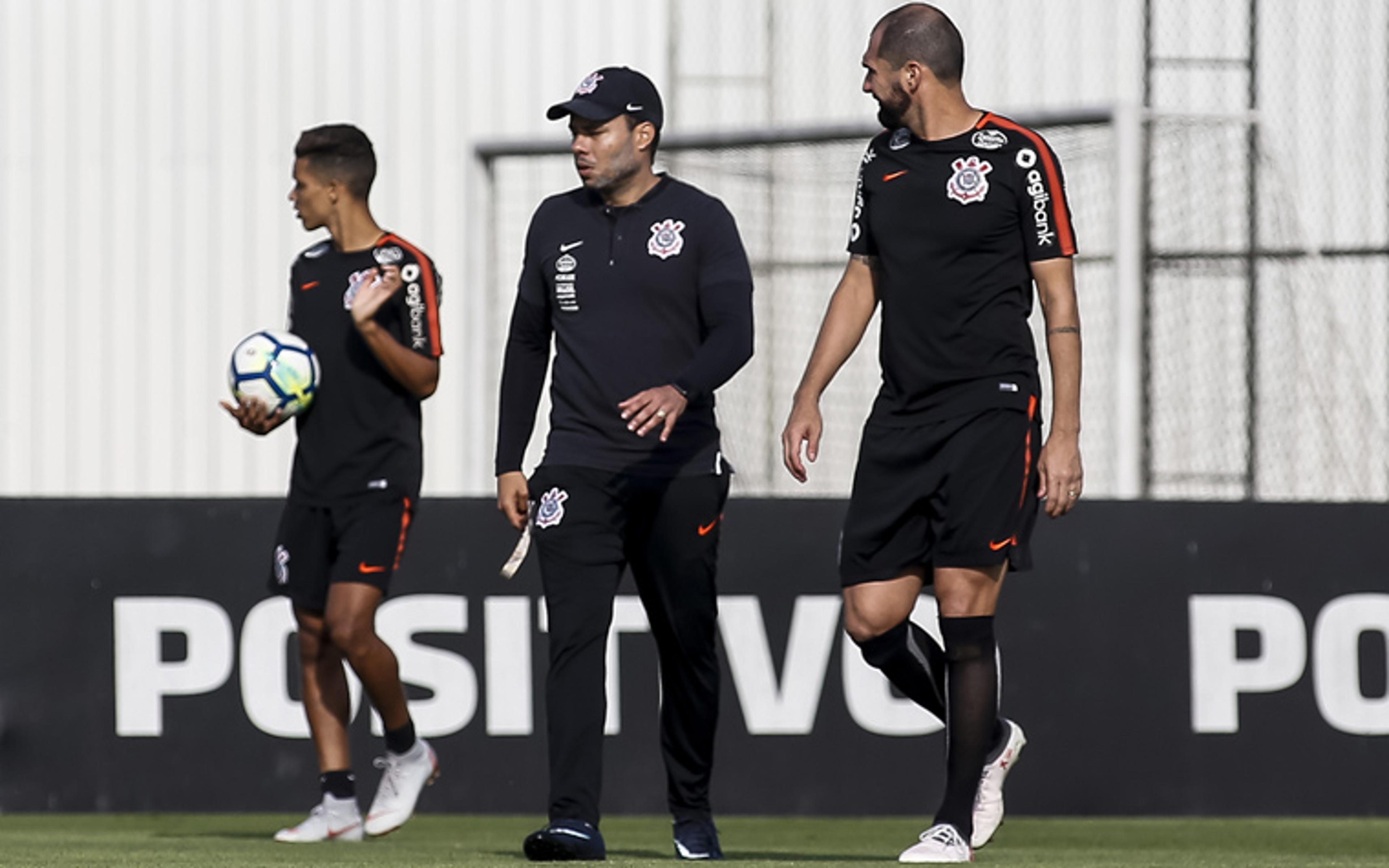 Reforços ‘prontos’ e tempo para Jair: Andrés comenta planos do Timão