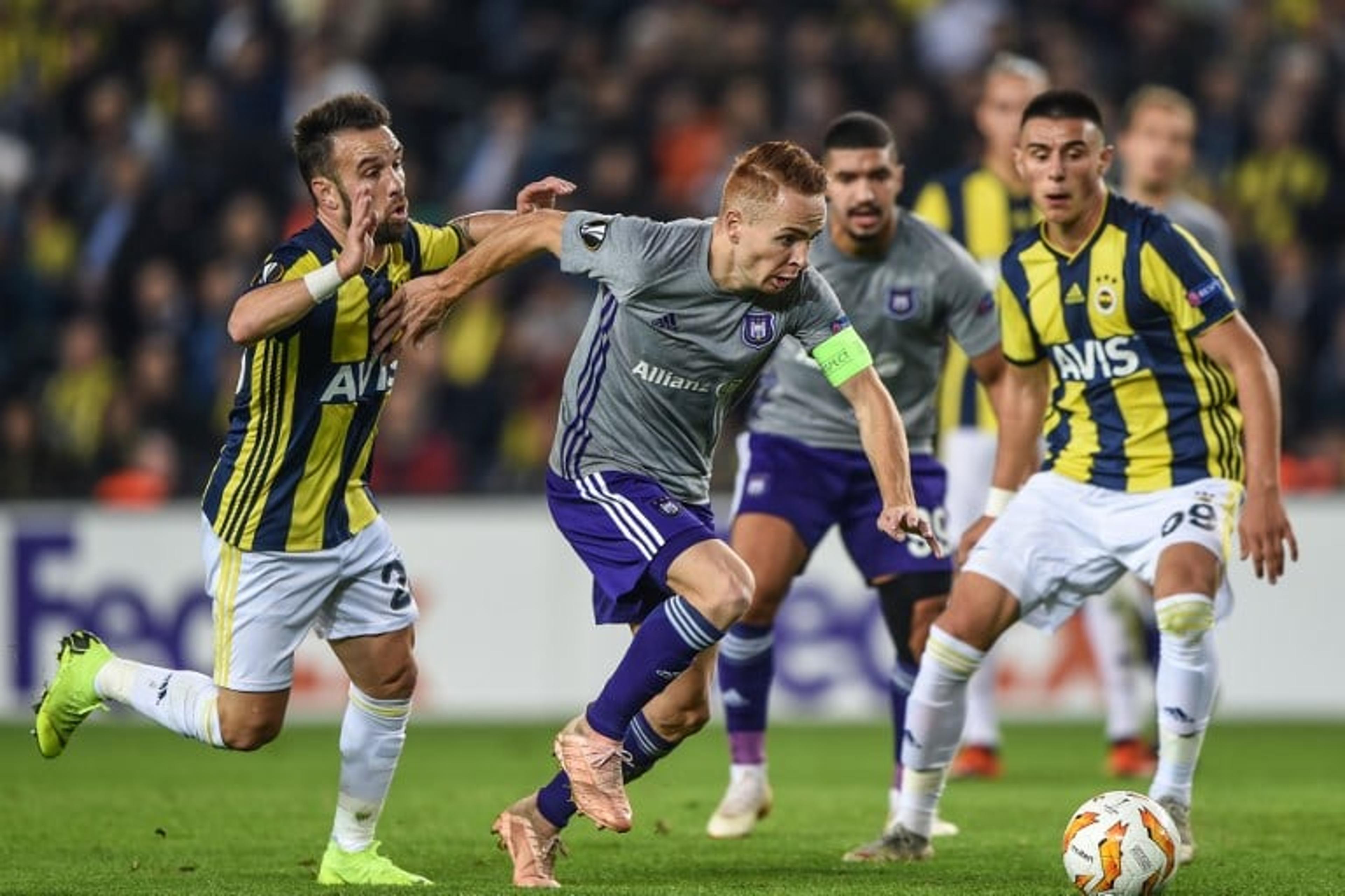 Em casa, Fenerbahçe bate Anderlecht e segue vivo na Liga Europa