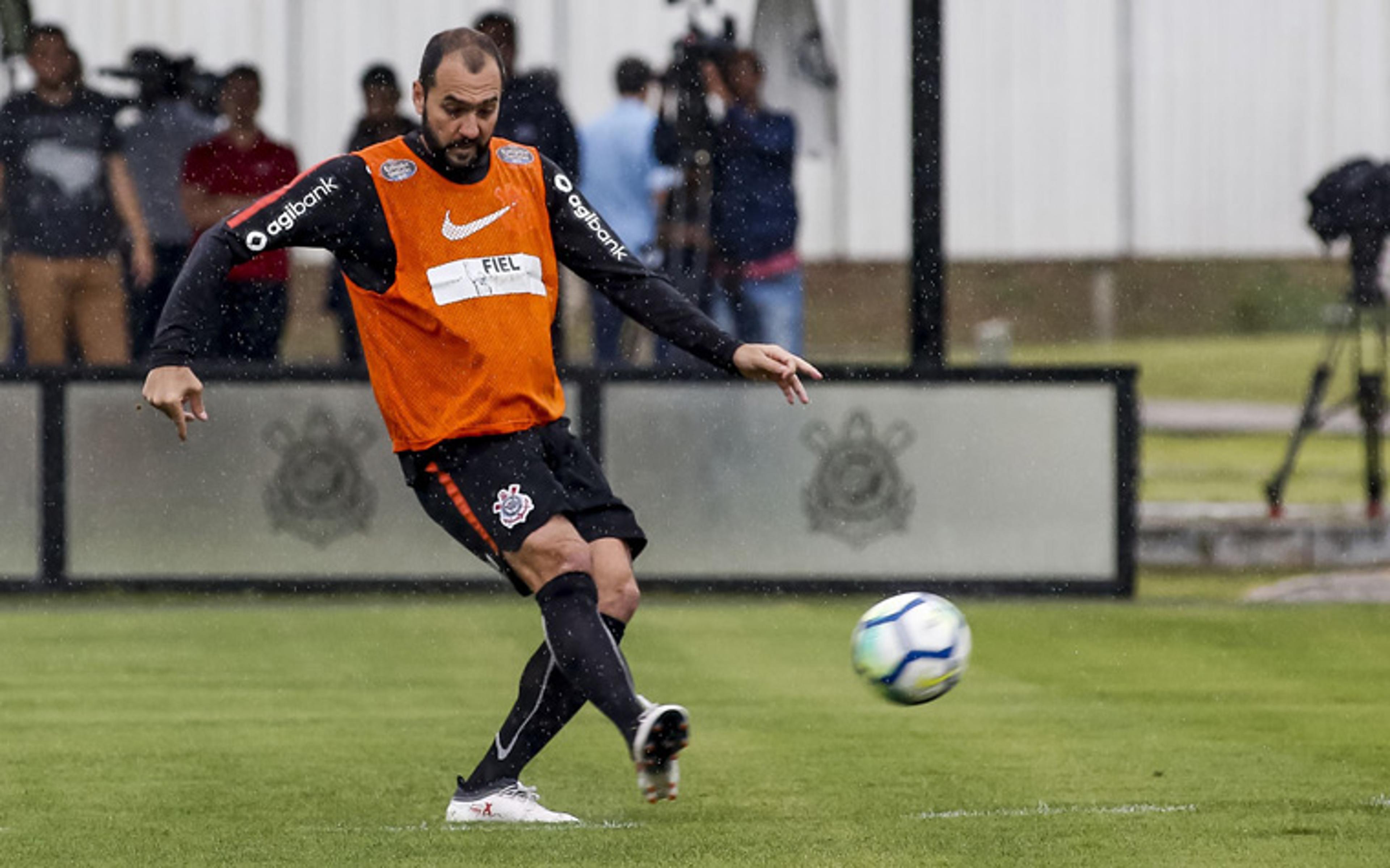 Jair fala em tratar situação de Danilo ‘com muito carinho’ no Corinthians