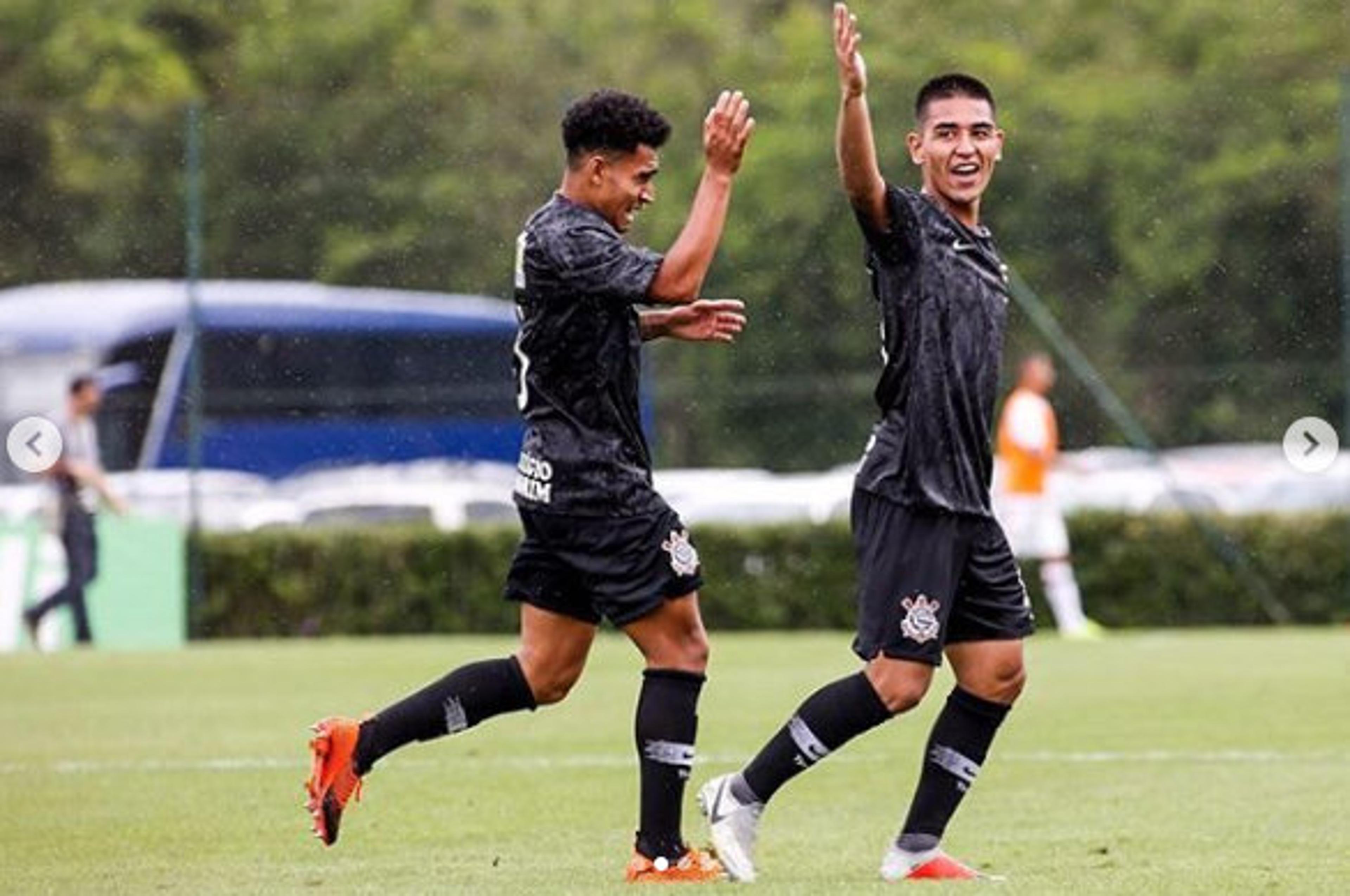 Destaque do Corinthians, Oya celebra gol e vaga na final do Paulista Sub-20