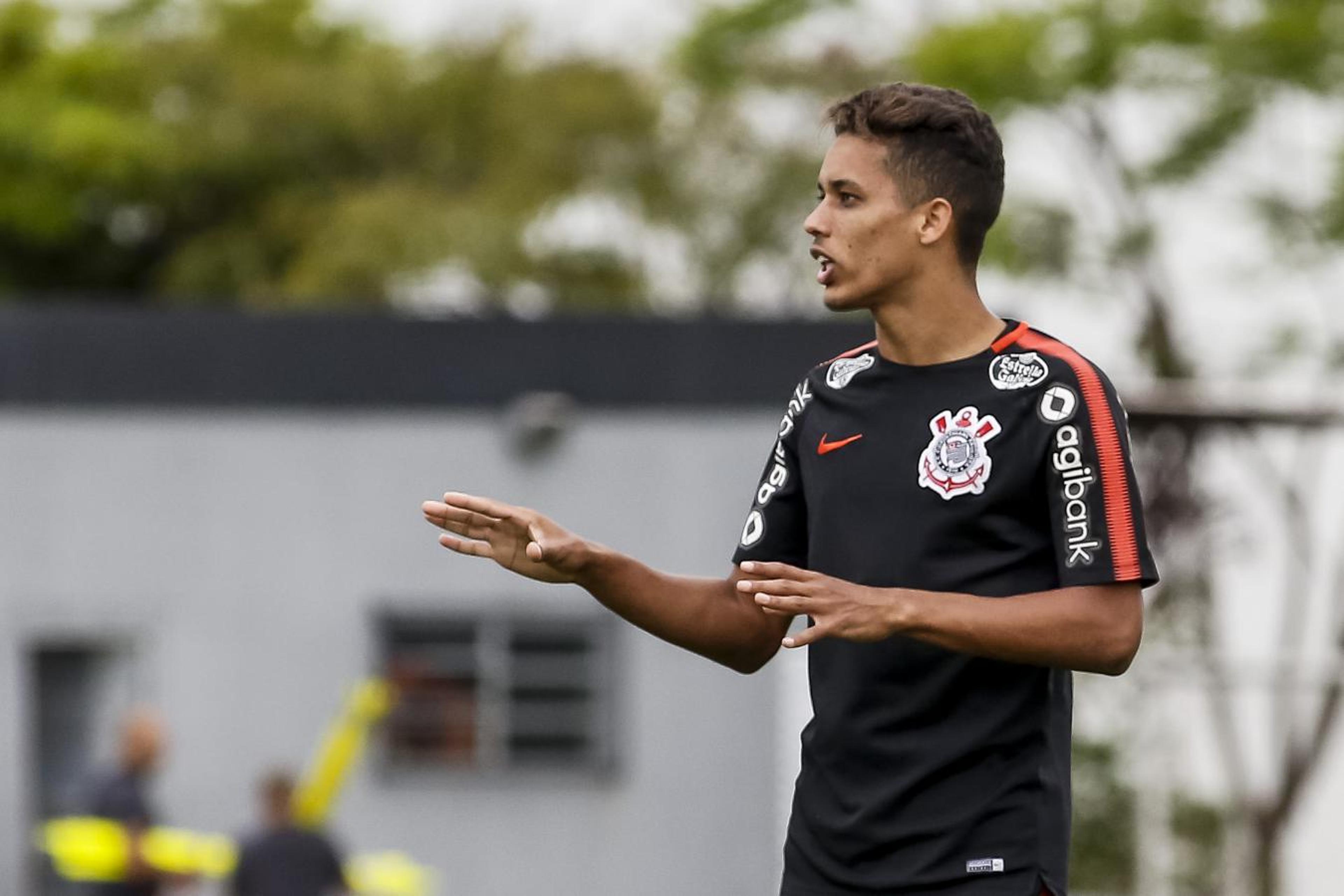 Pedrinho admite interesse do Borussia, mas diz que fica no Timão