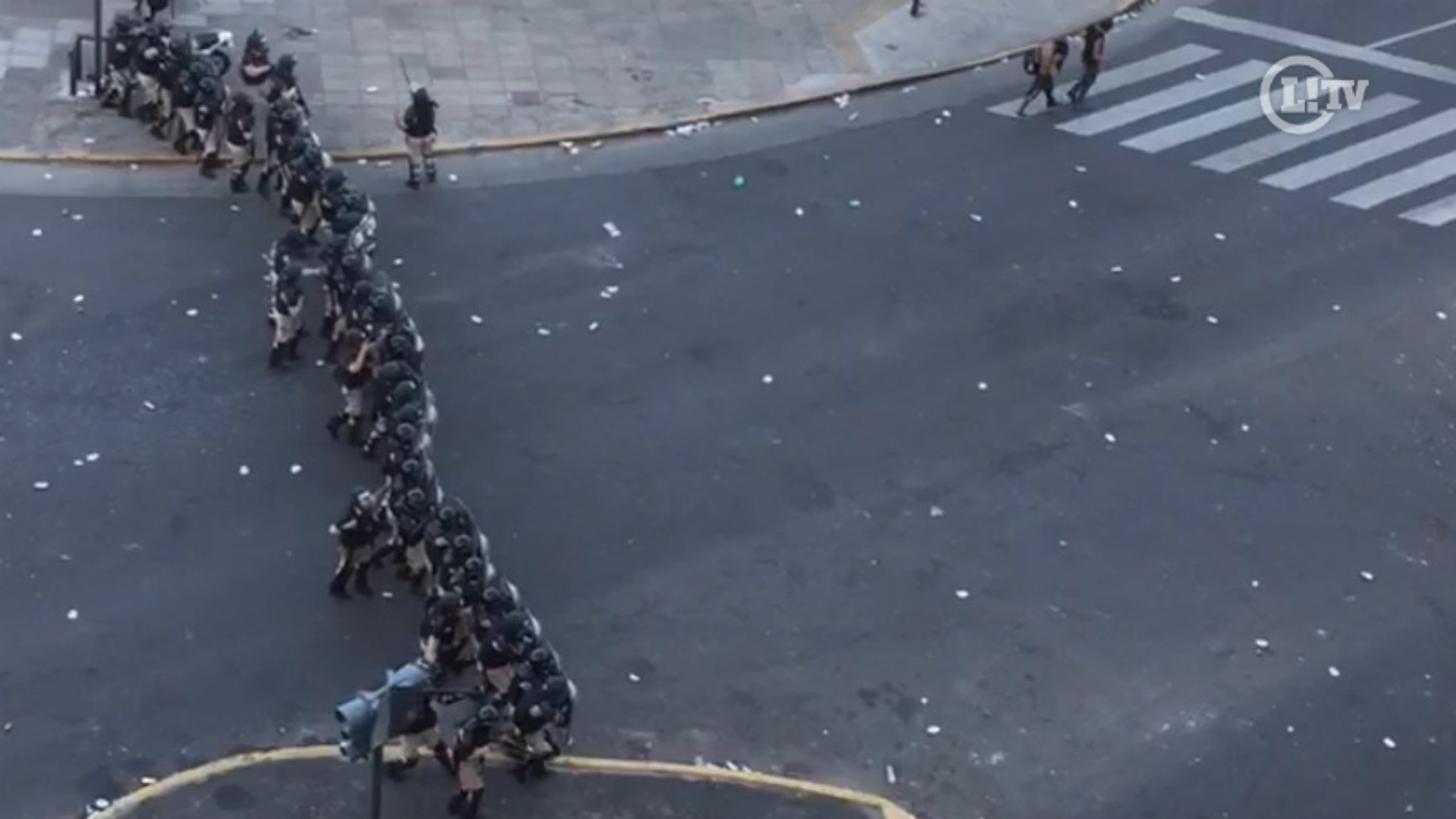 VÍDEO: Torcida do River e polícia entram em confronto do lado de fora do Monumental