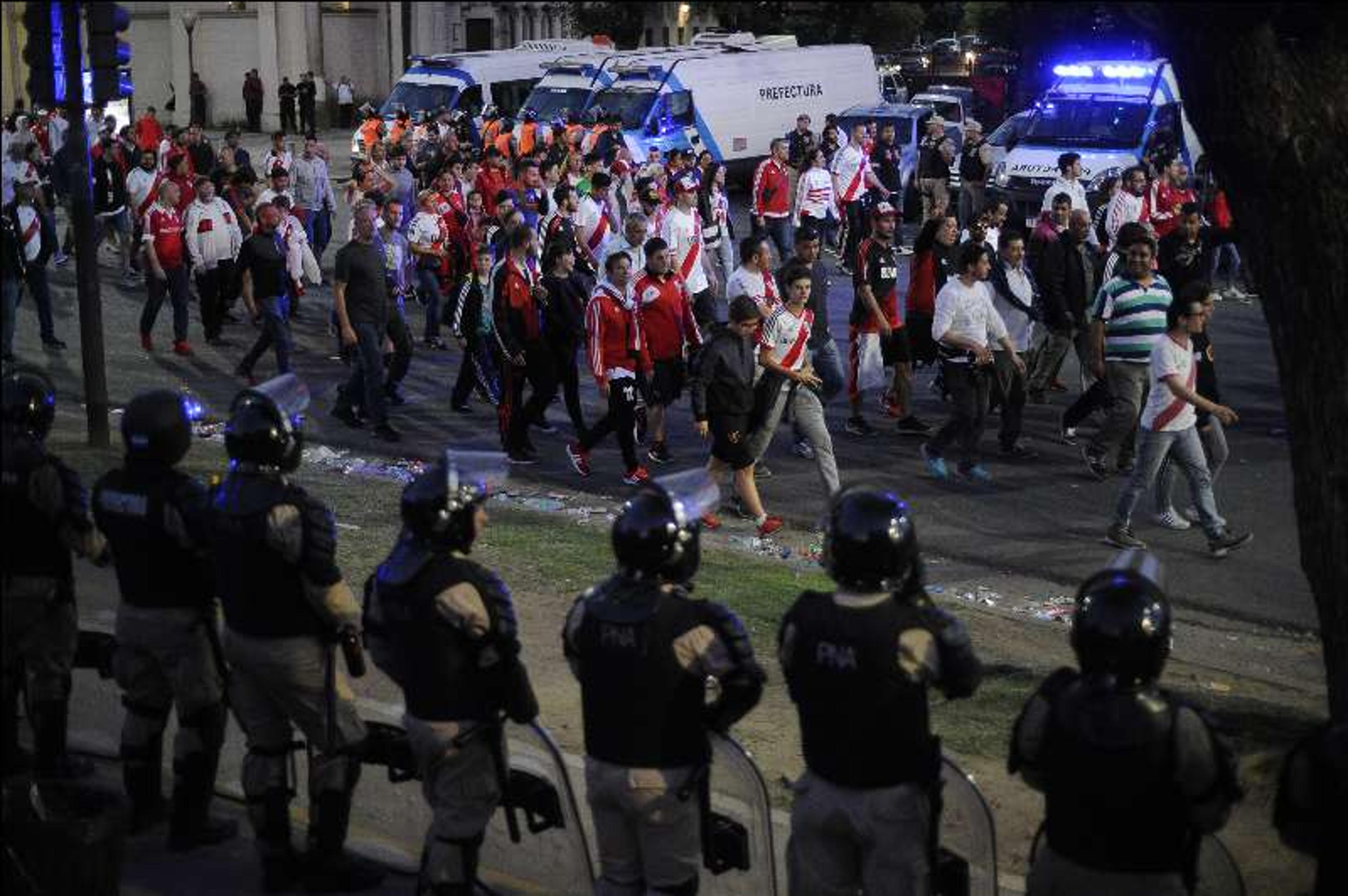 Confusão na final da Libertadores deu luz ao lado obscuro dos barras bravas da Argentina e o apoio político