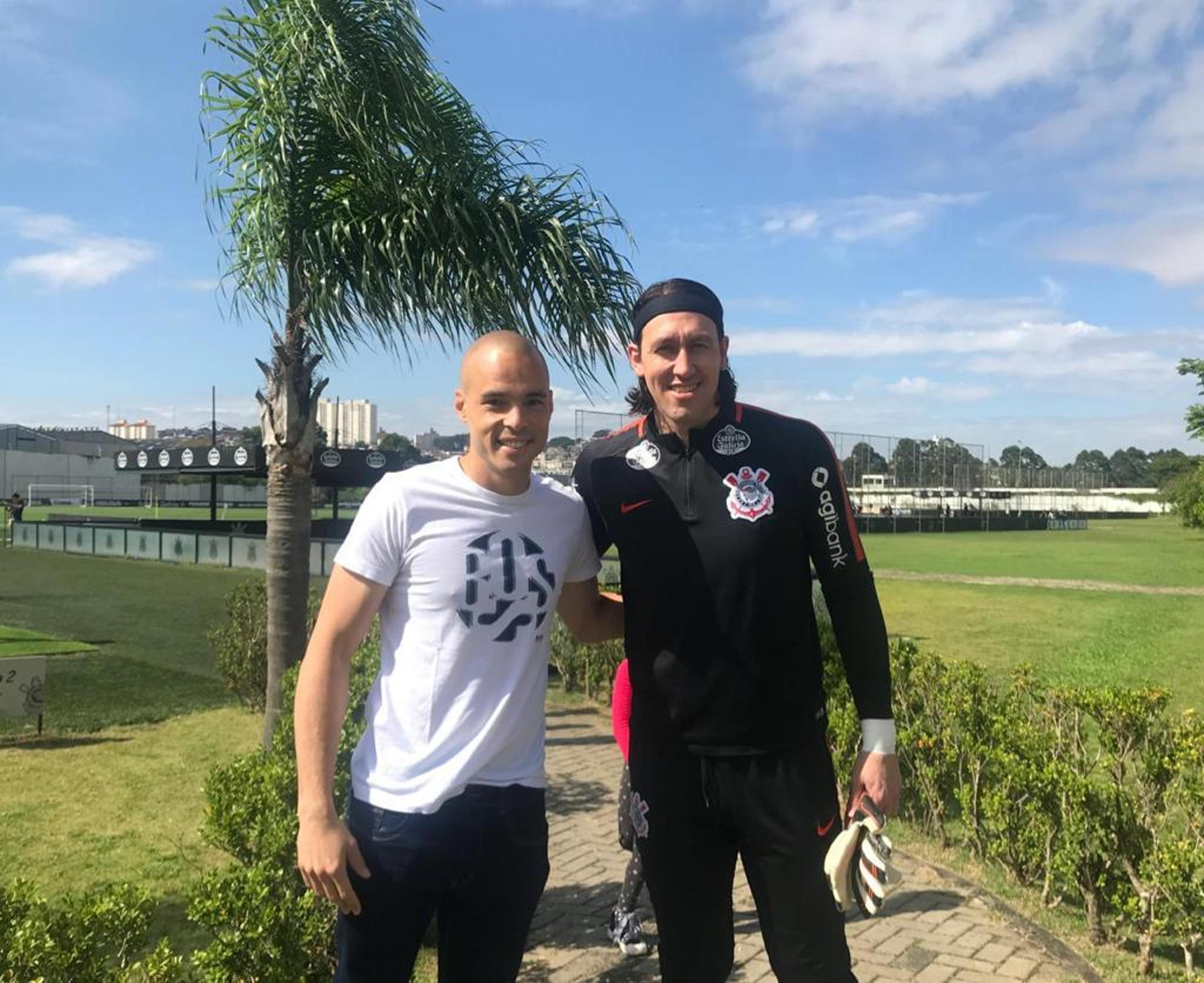 Corinthians recebe visita de goleiro em treino de reapresentação