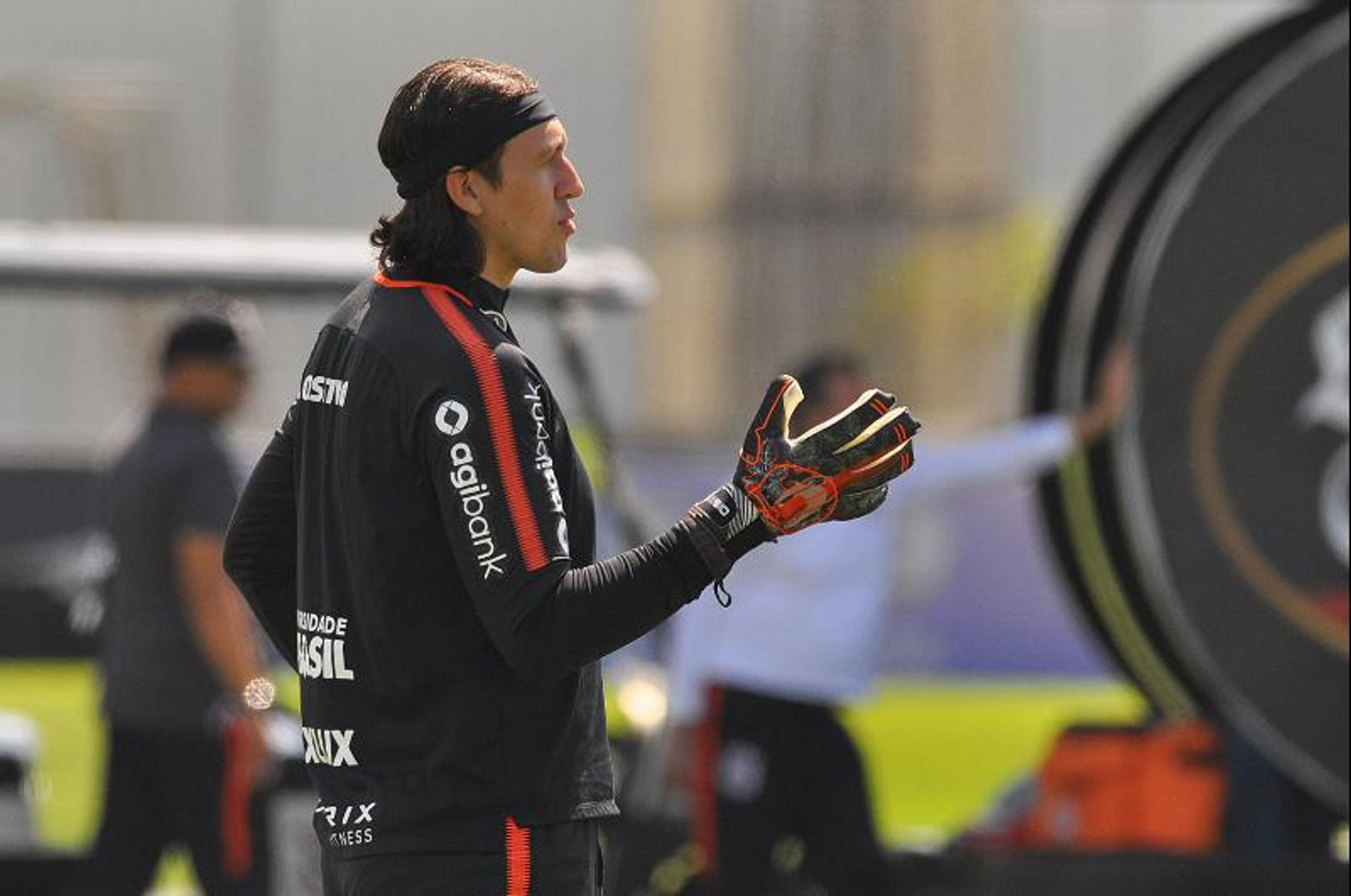 Cássio volta, mas Fagner desfalca o penúltimo treino do Corinthians