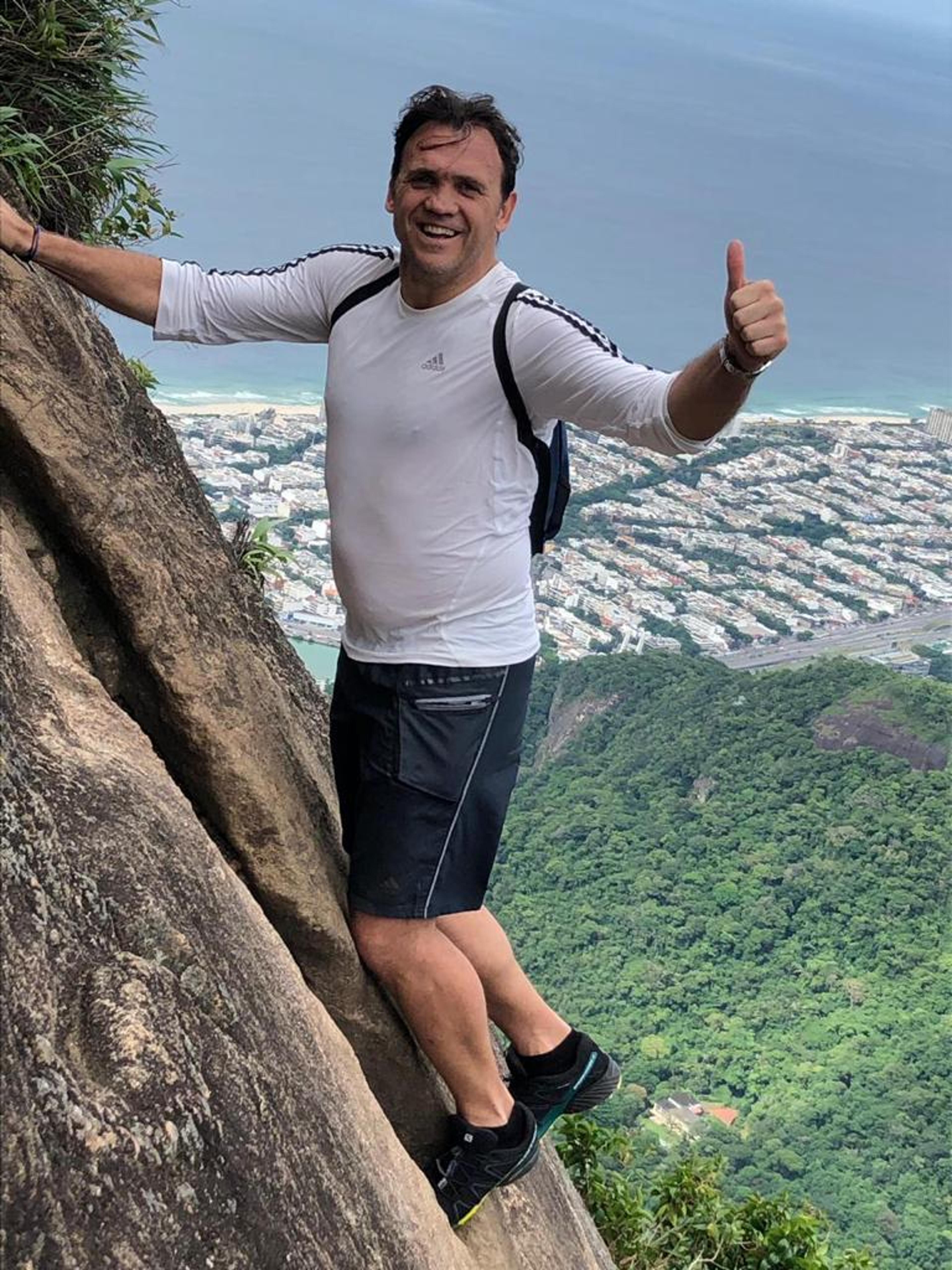 Petkovic esbanja boa forma em trilha da Pedra da Gávea no Rio de Janeiro