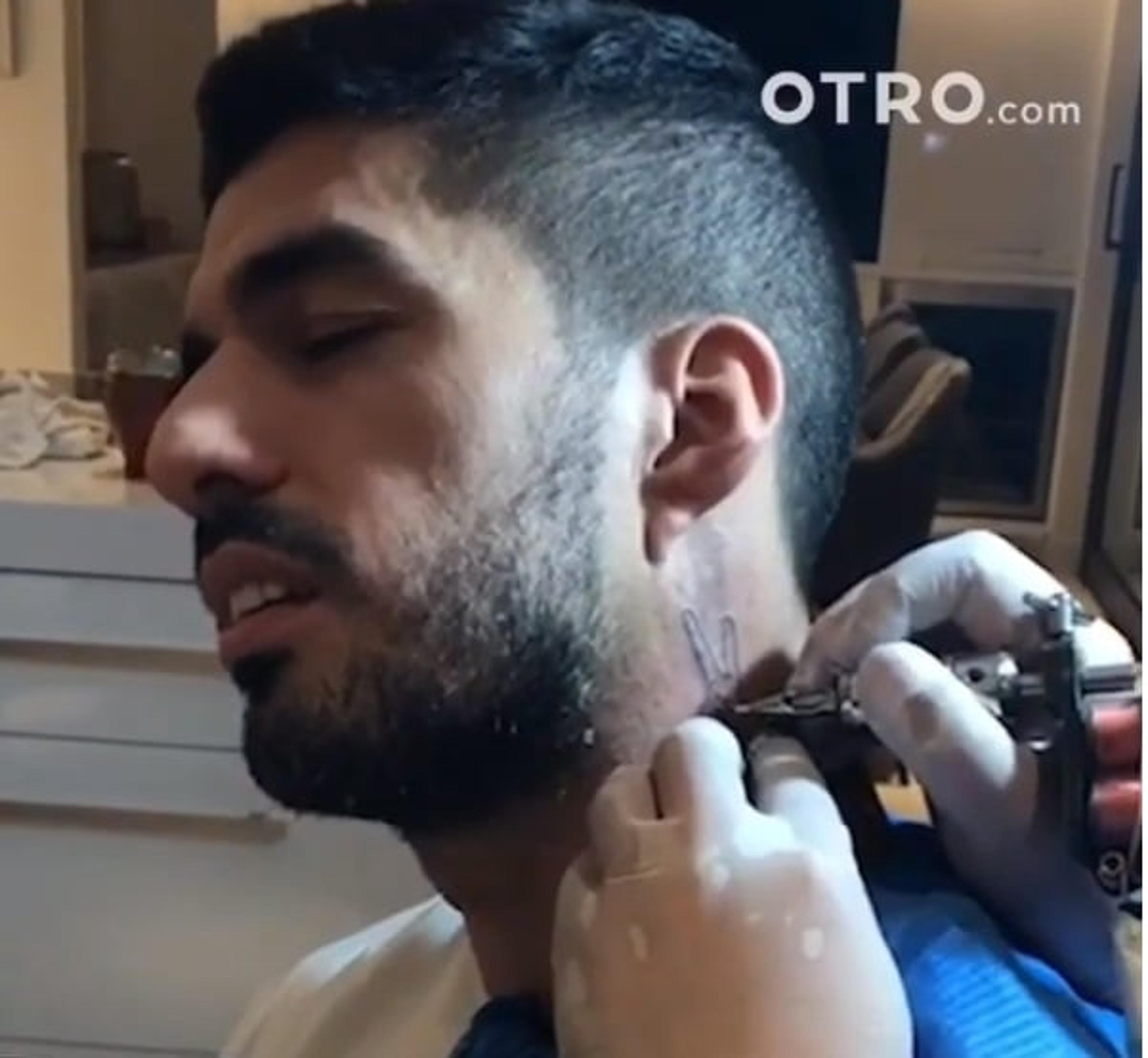 Suárez faz tatuagem da tradicional comemoração beijando os dedos