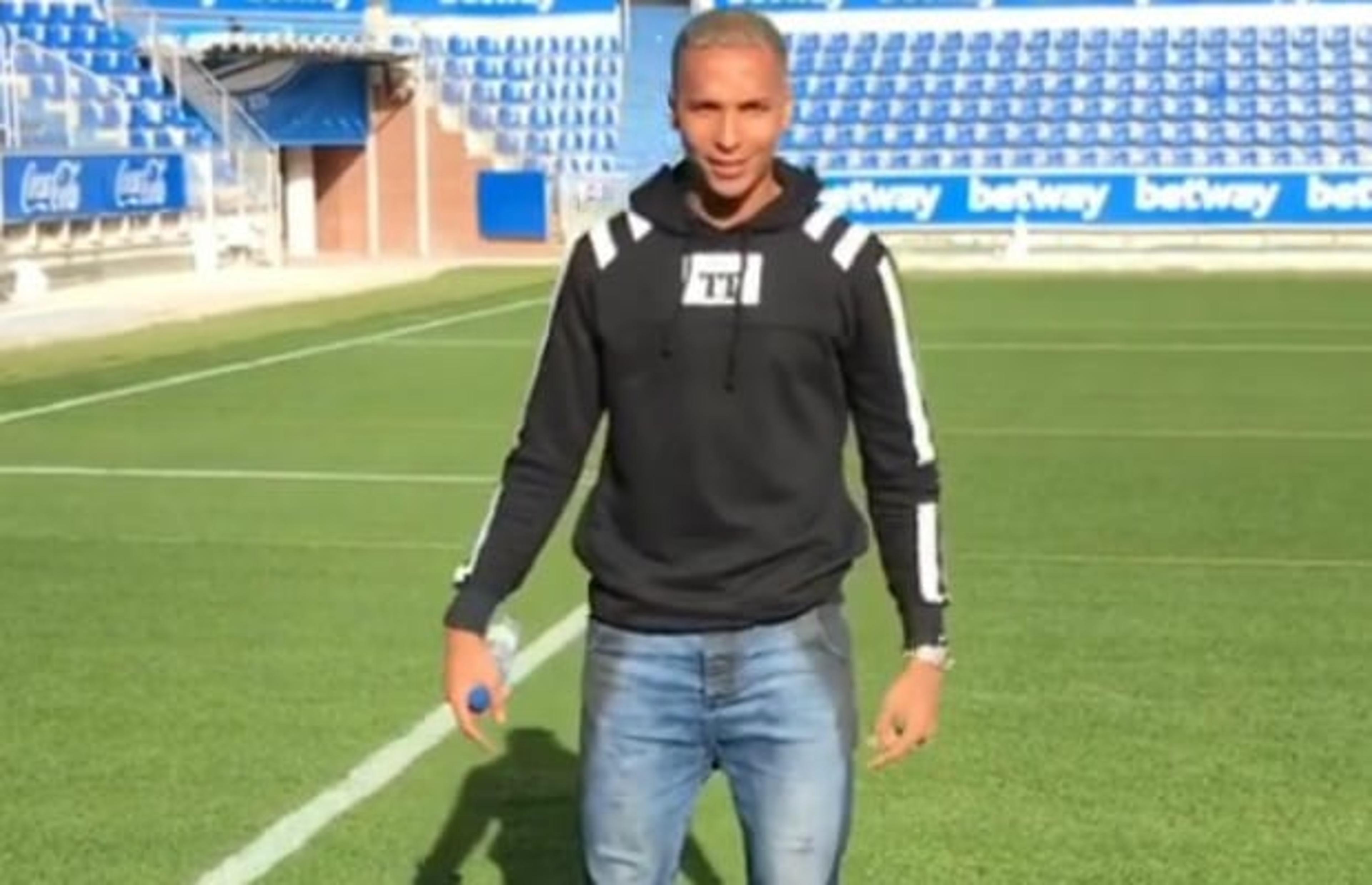 De férias, Deyverson visita estádio em que fez gol sobre Real Madrid