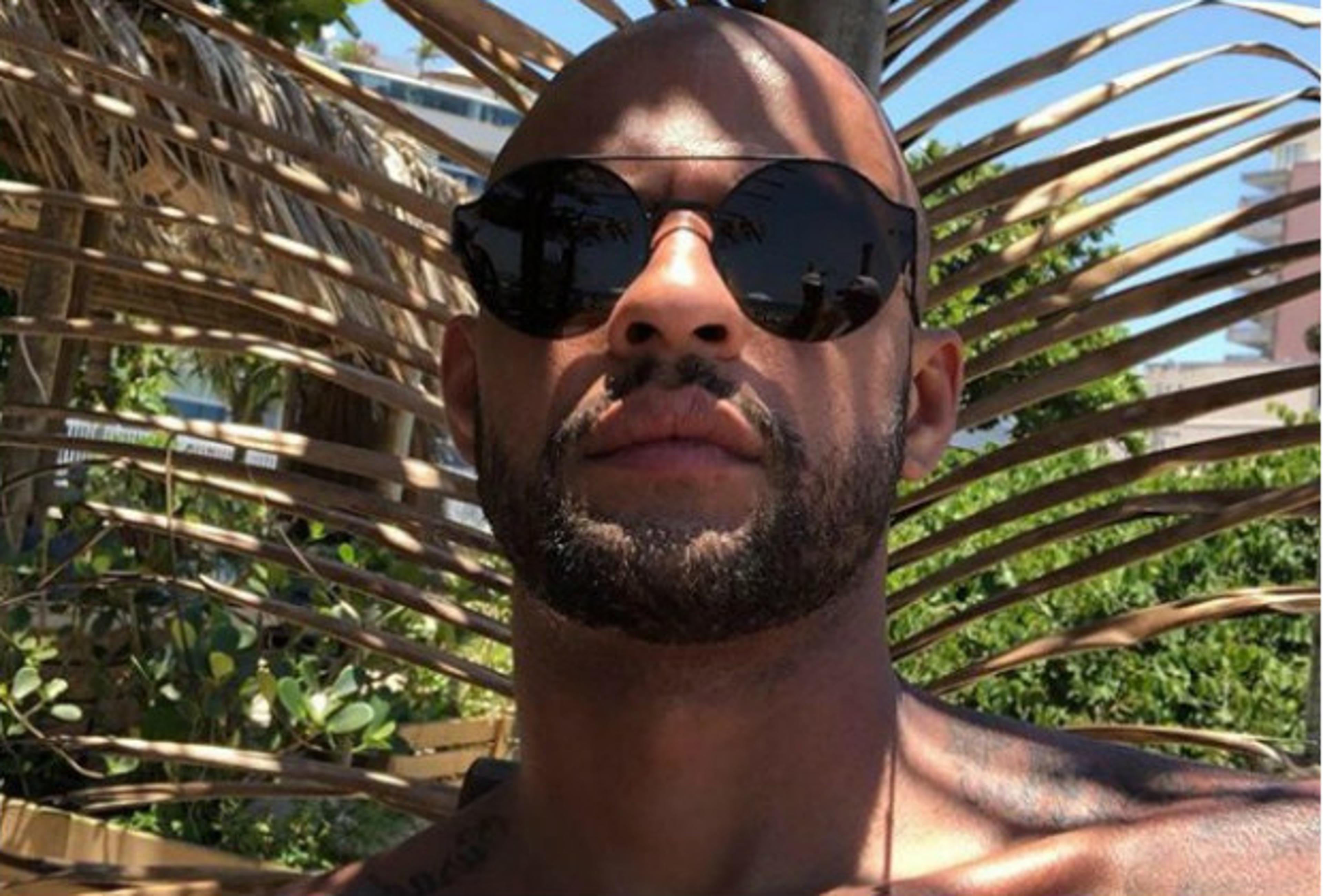 Felipe Melo deixa seu futuro com agente: ‘Estou na praia, de férias’