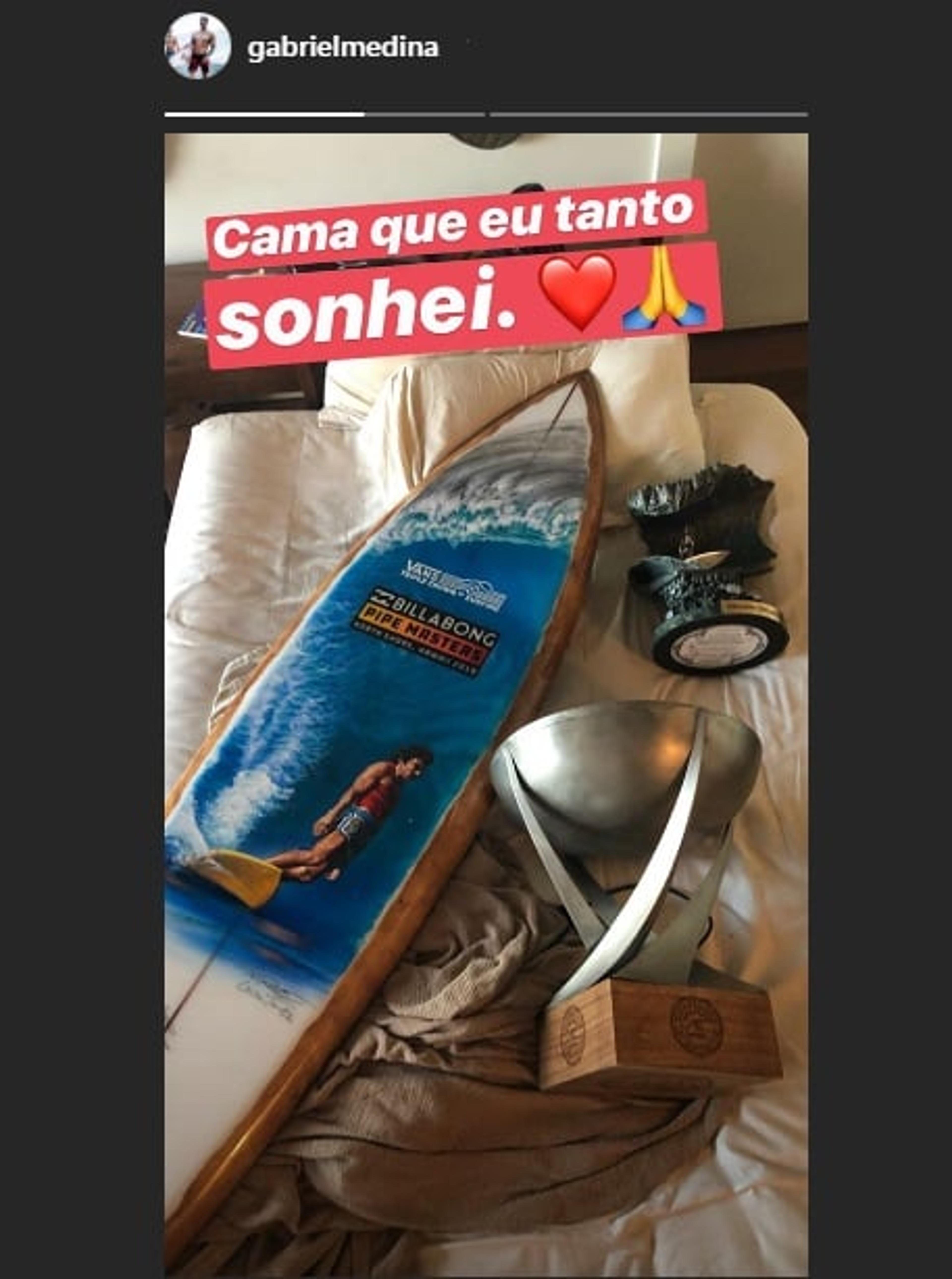 Gabriel Medina mostra ‘cama dos sonhos’ com troféu e prancha