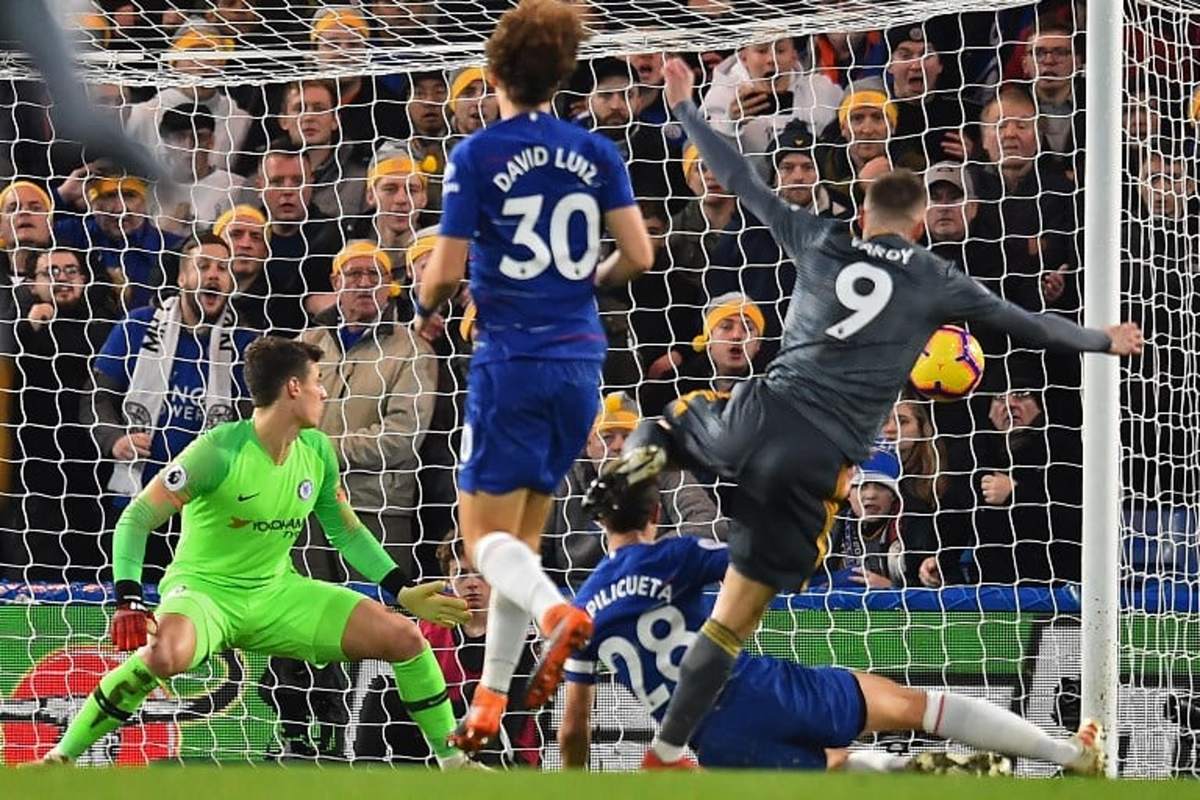 No Stamford Bridge, Chelsea joga mal e é derrotado pelo Leicester