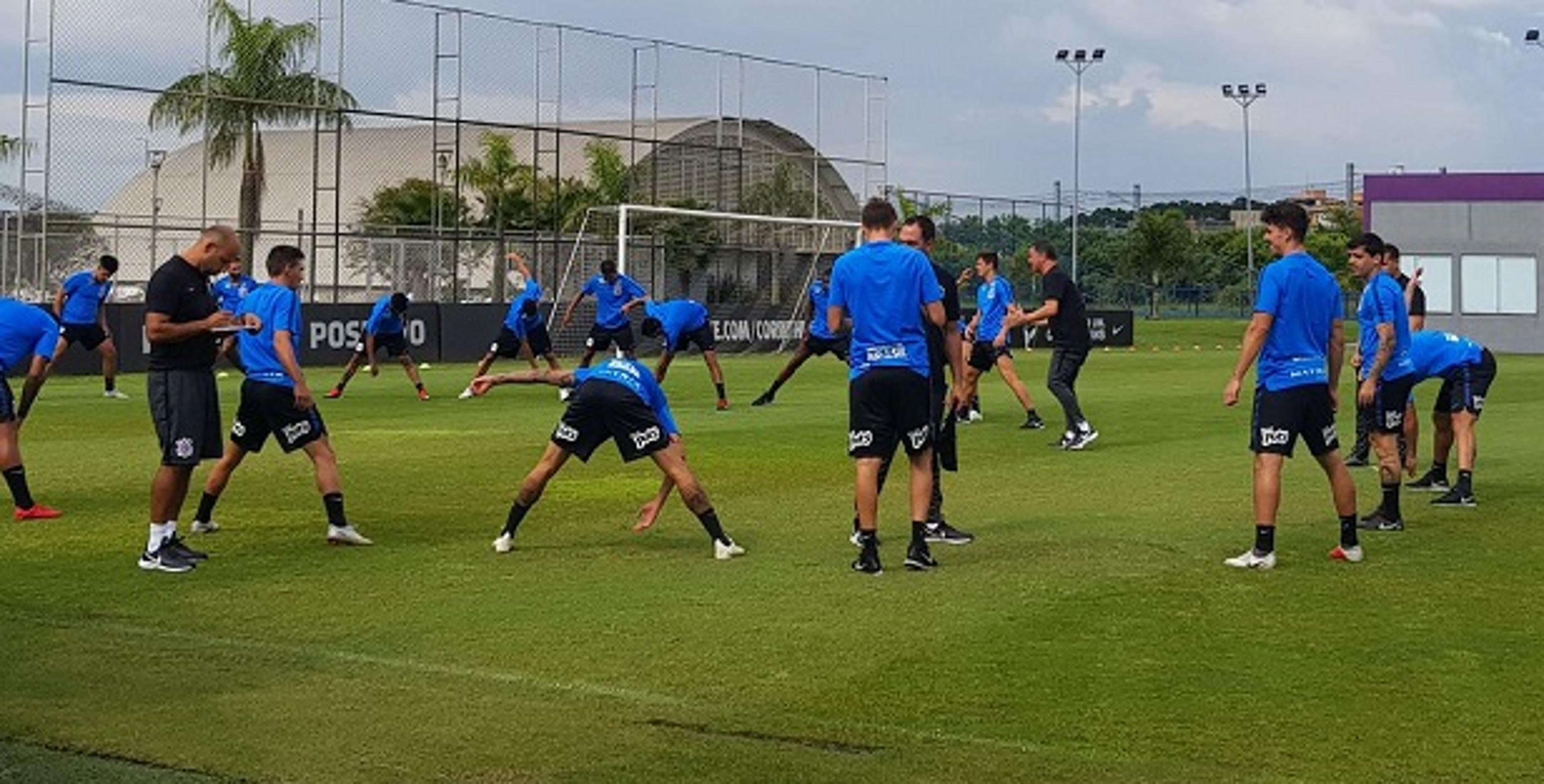 Romero desfalca apresentação do Corinthians, e reforços fazem testes