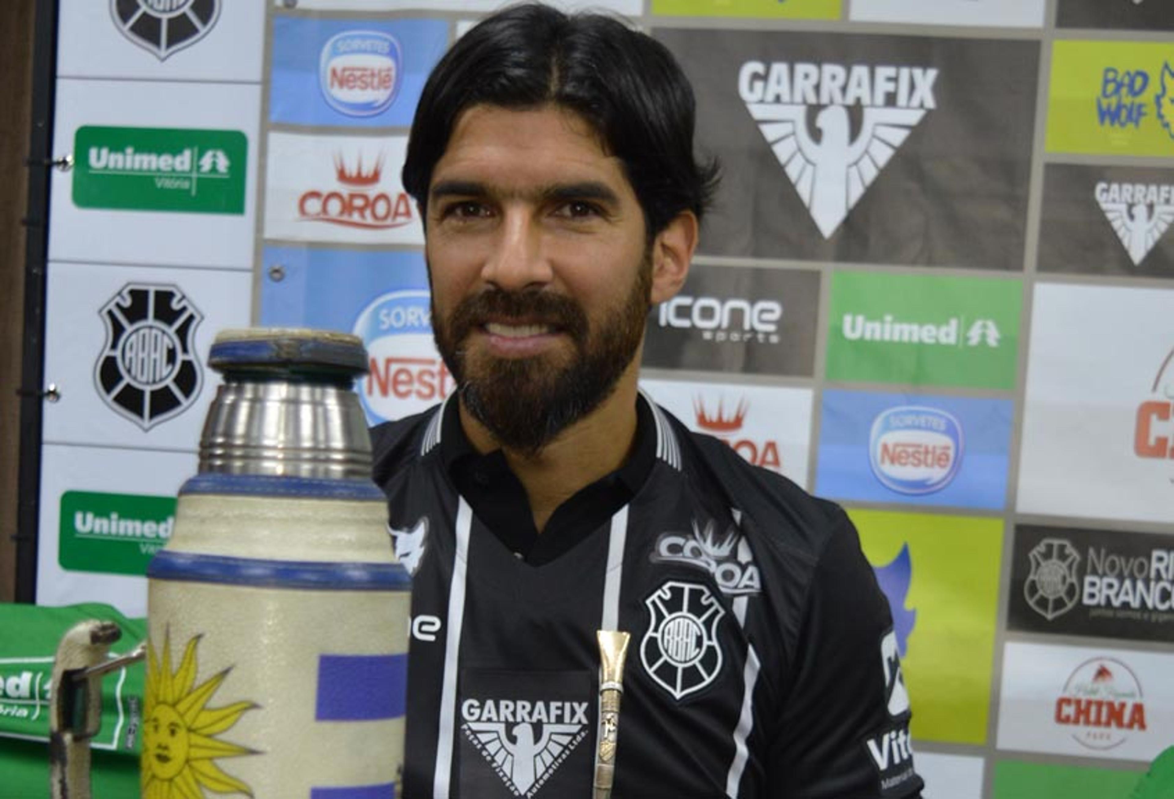 Loco Abreu, ao L!: ‘História não entra em campo. Tenho de corresponder no Rio Branco’