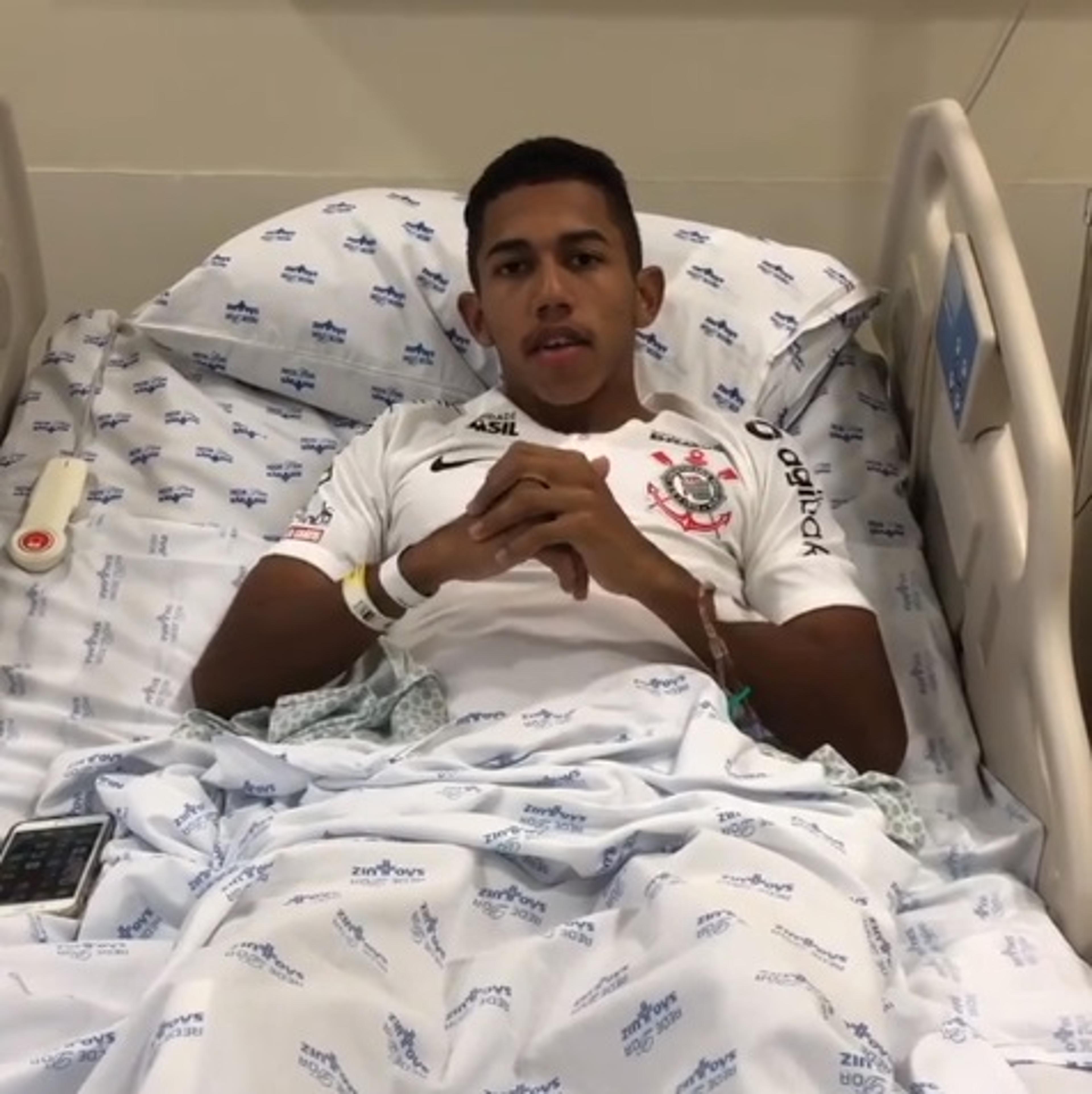 Após lesão pelo Corinthians, Fessin é operado e diz: ‘Deu tudo certo’