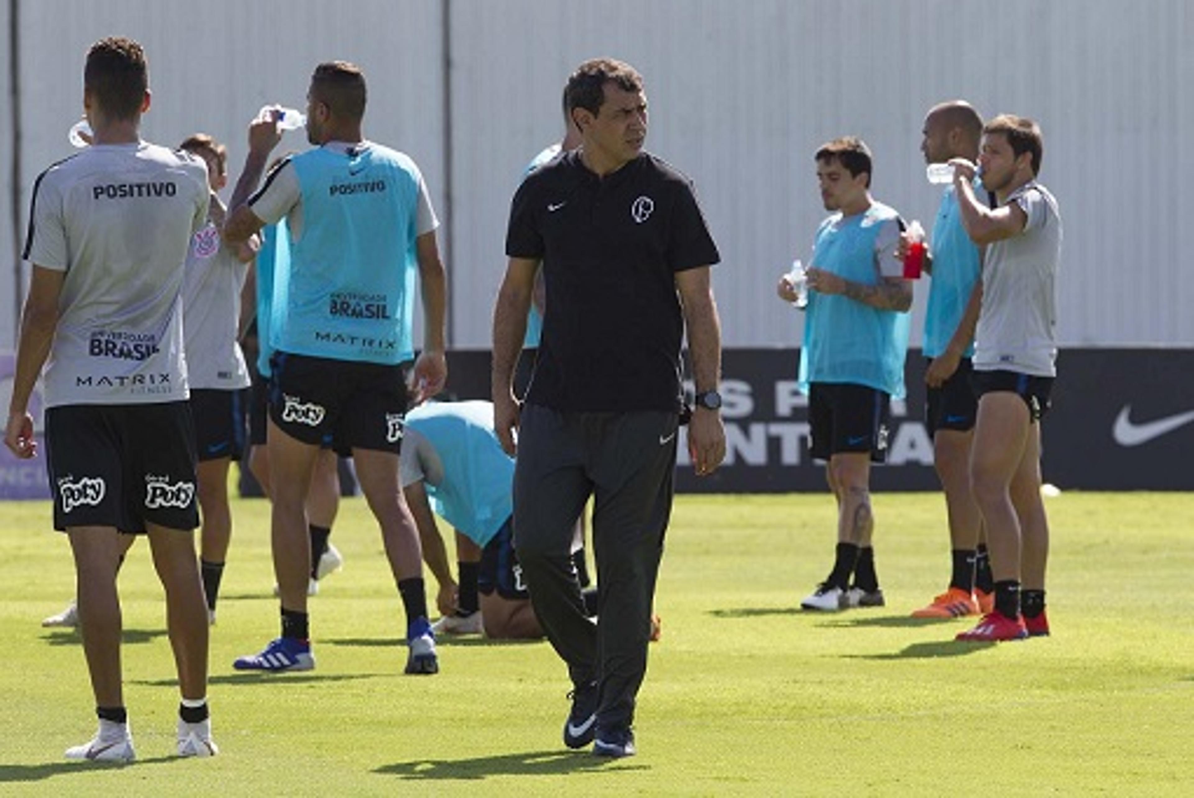 Carille diz que Douglas pode deixar o Corinthians e faz planos para Love