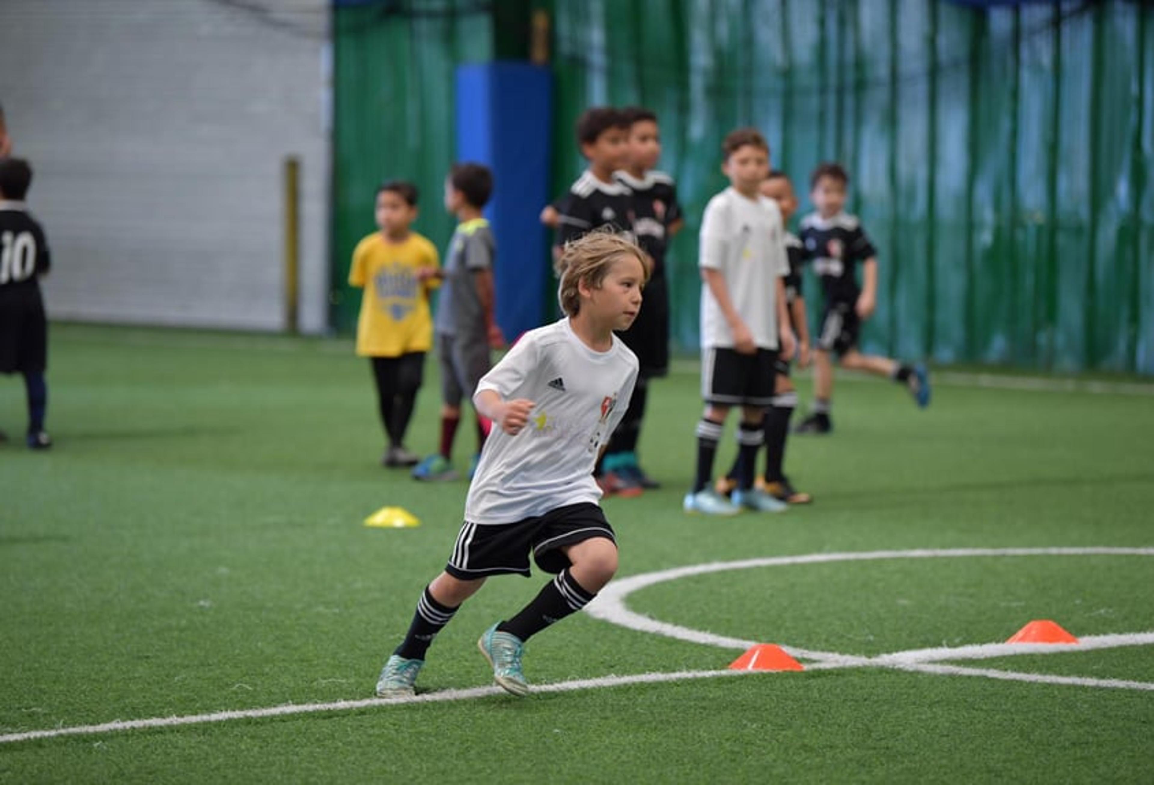 Sobrevivente do acidente do Brasil-RS começa a dar aula para seu filho em escolinha de futebol