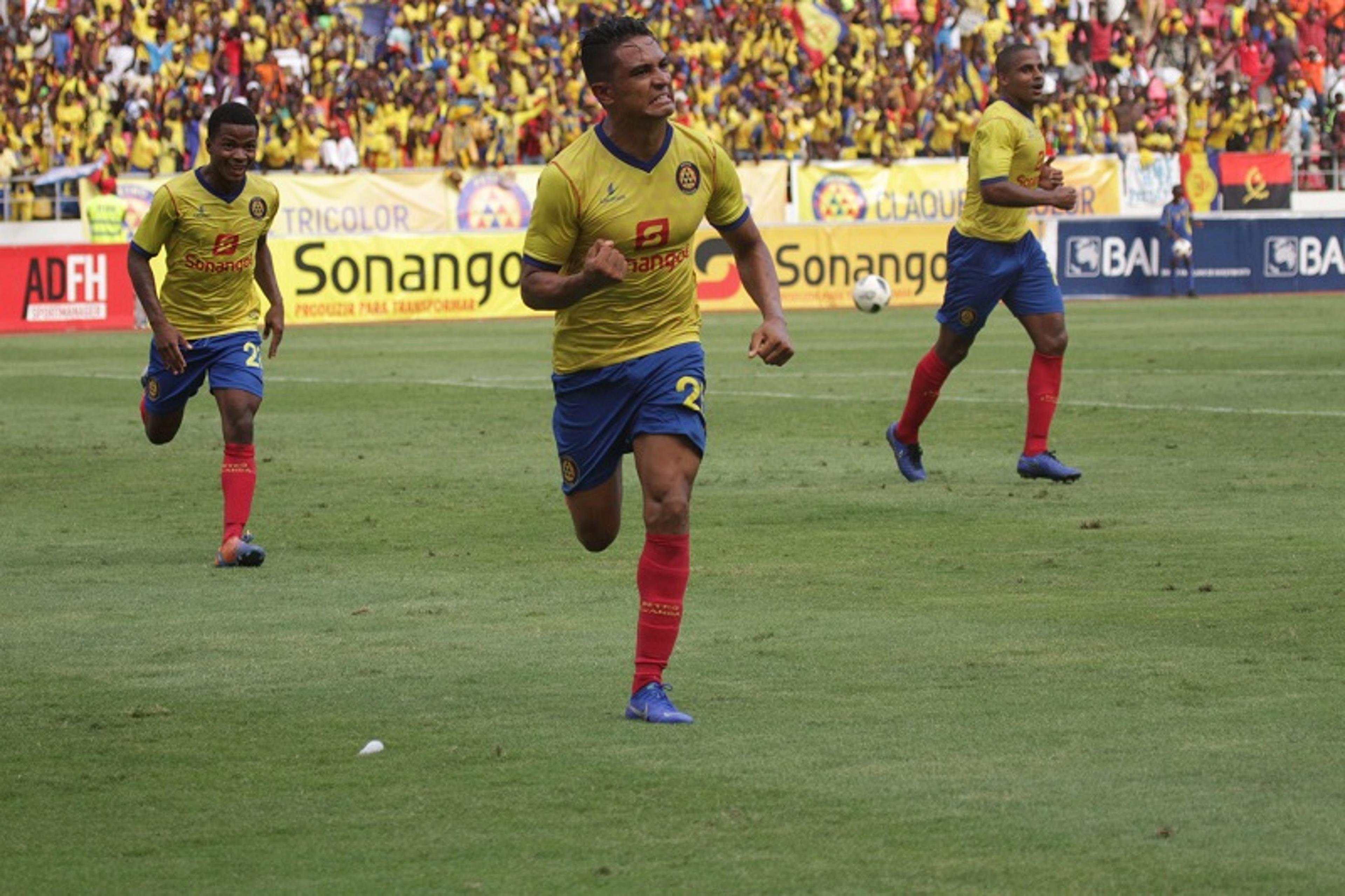 Tiago Azulão consegue feito histórico no futebol de Angola