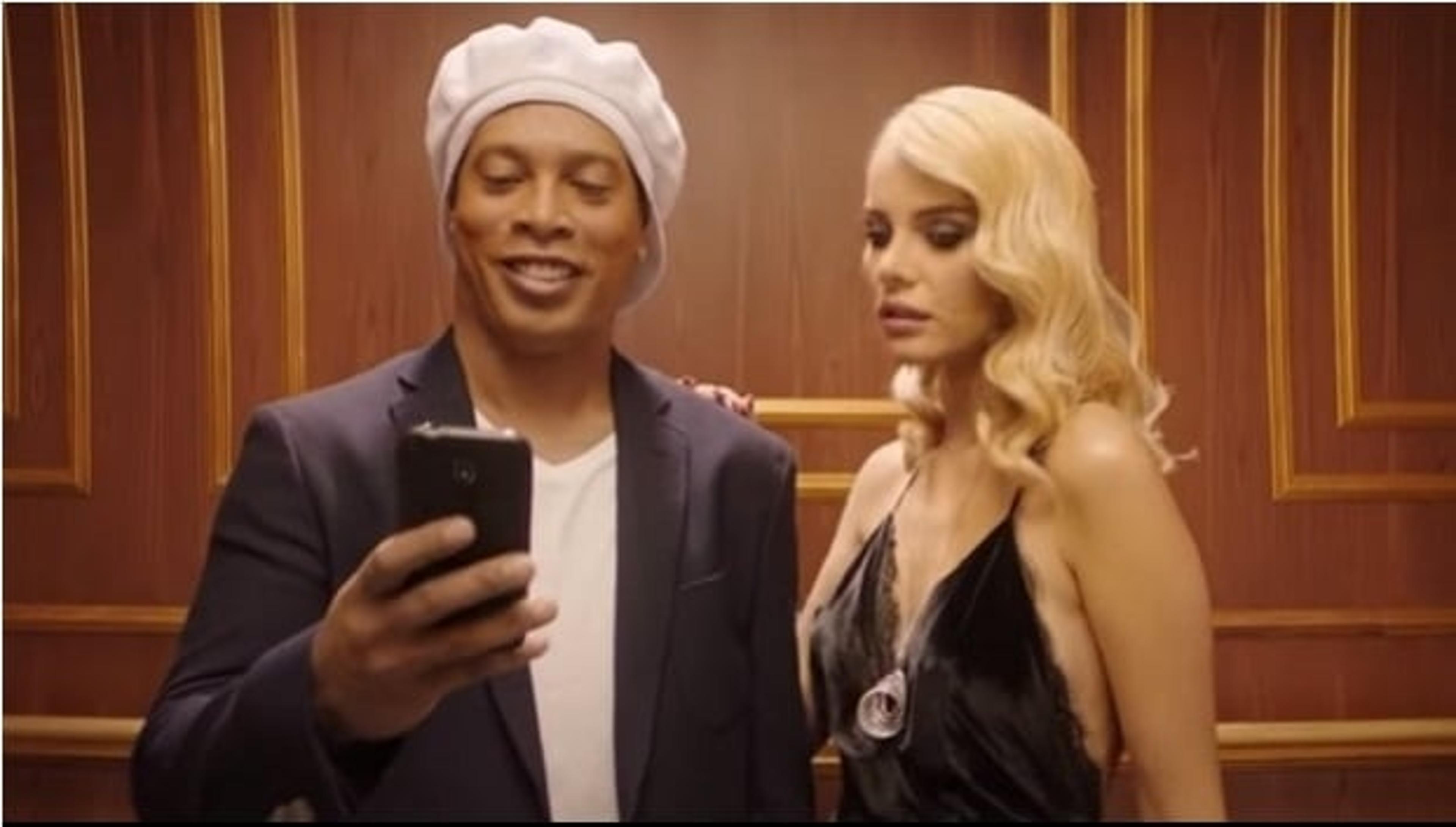 Ronaldinho grava comercial para maiores de 18 com modelo sérvia