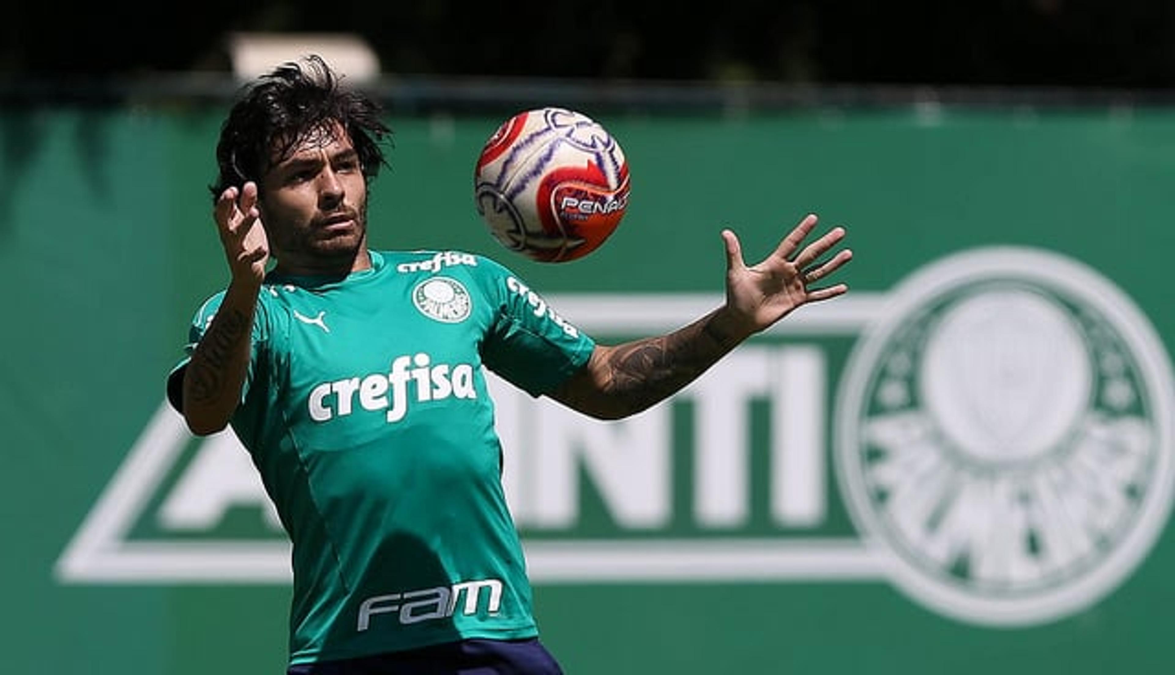 Ricardo Goulart treina no campo com elenco na reapresentação do Verdão