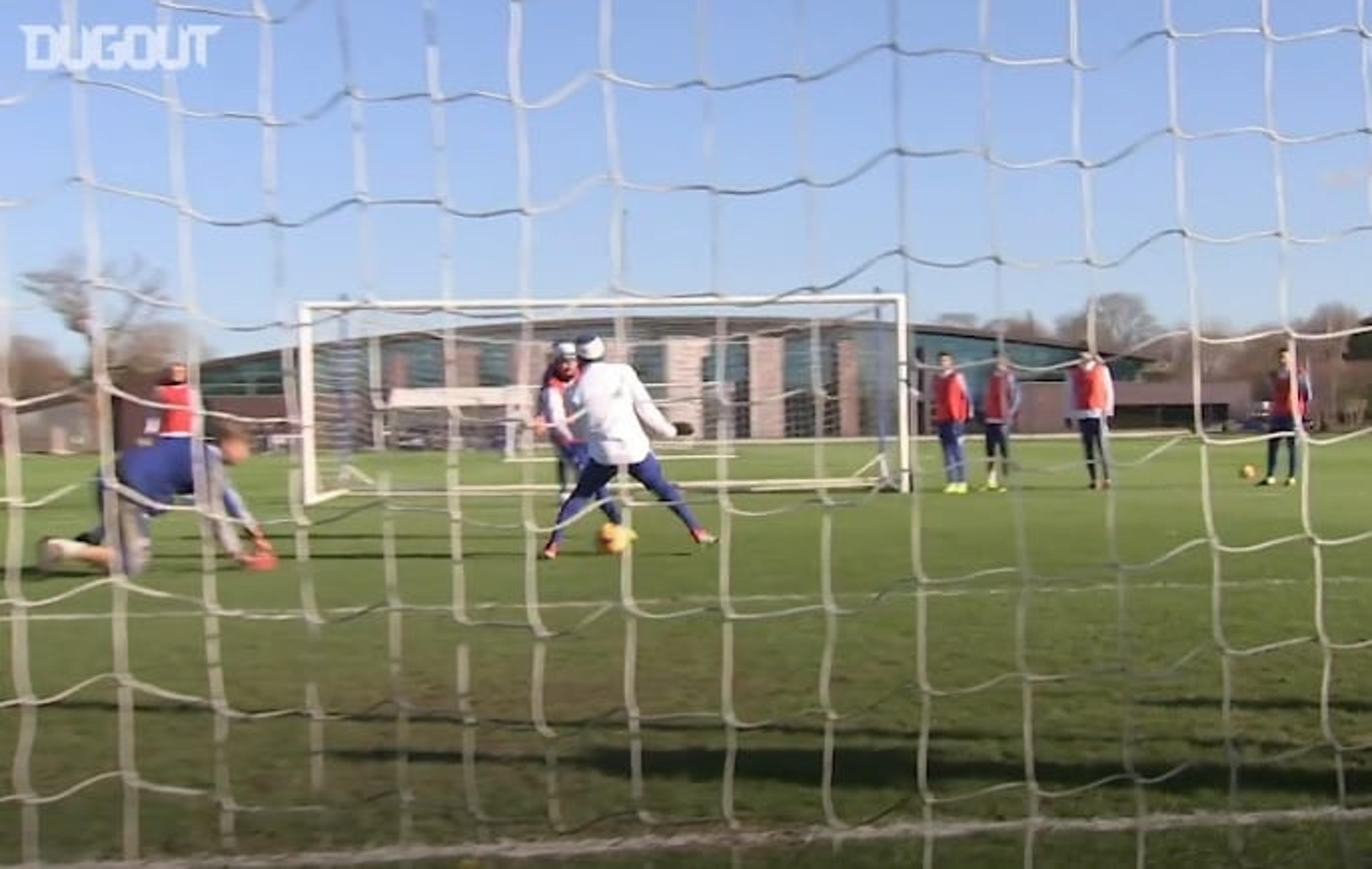 VÍDEO: É muito recurso! Hazard tira onda com golaço de letra no treino do Chelsea