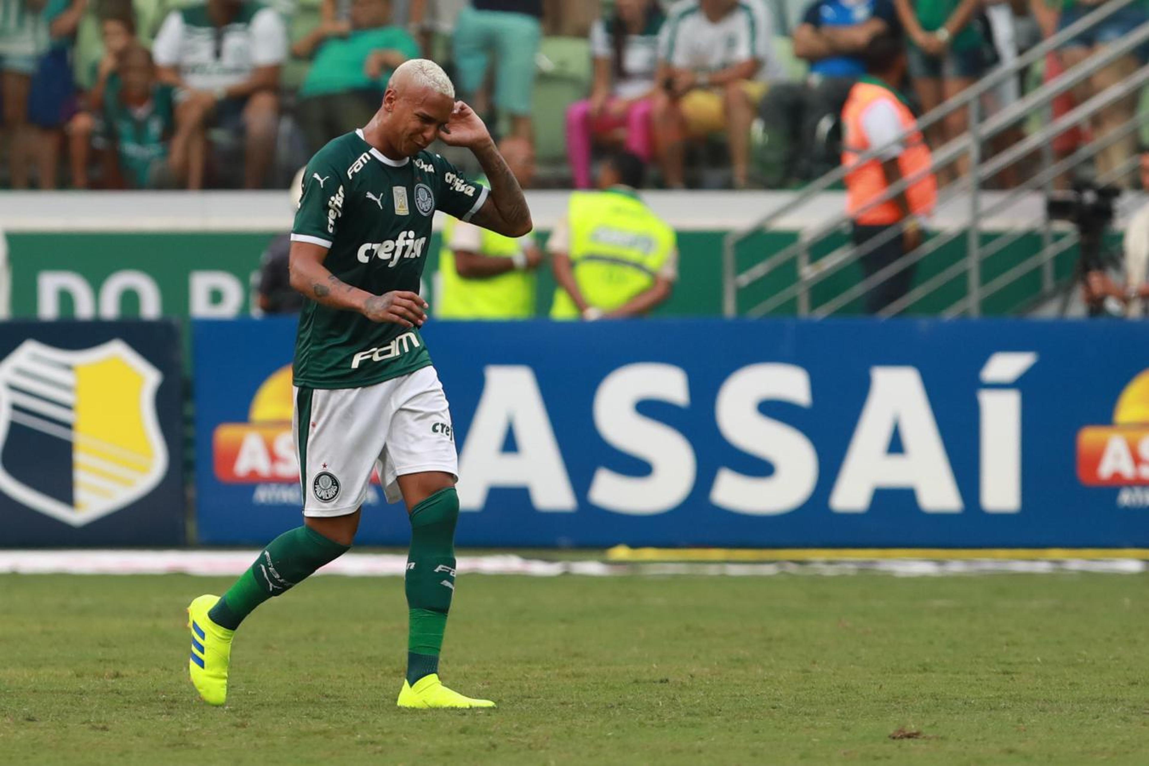 Palmeiras aplica multa de R$ 350 mil a Deyverson por expulsão no Dérbi