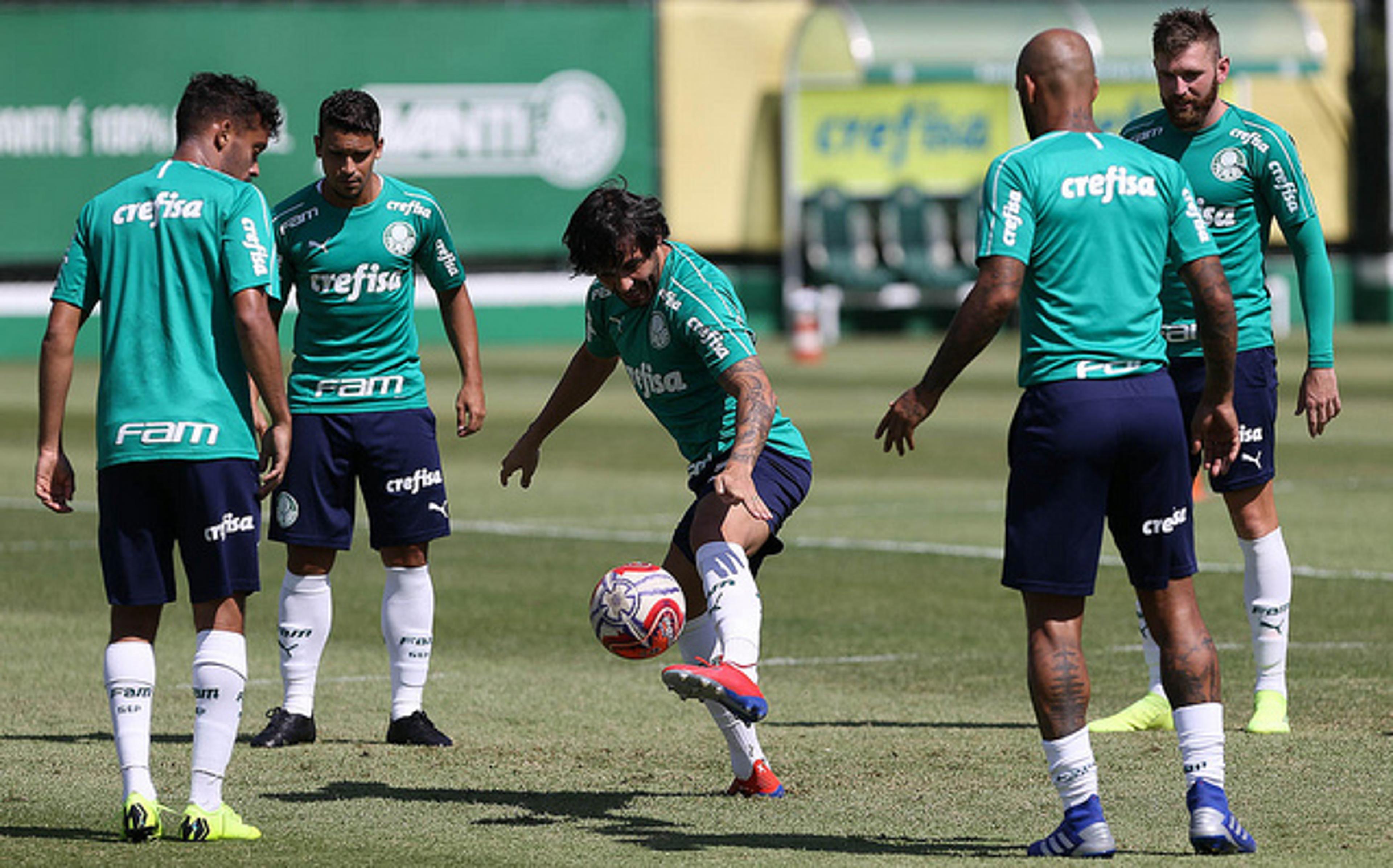 Ricardo Goulart participa de treino com elenco do Palmeiras no campo