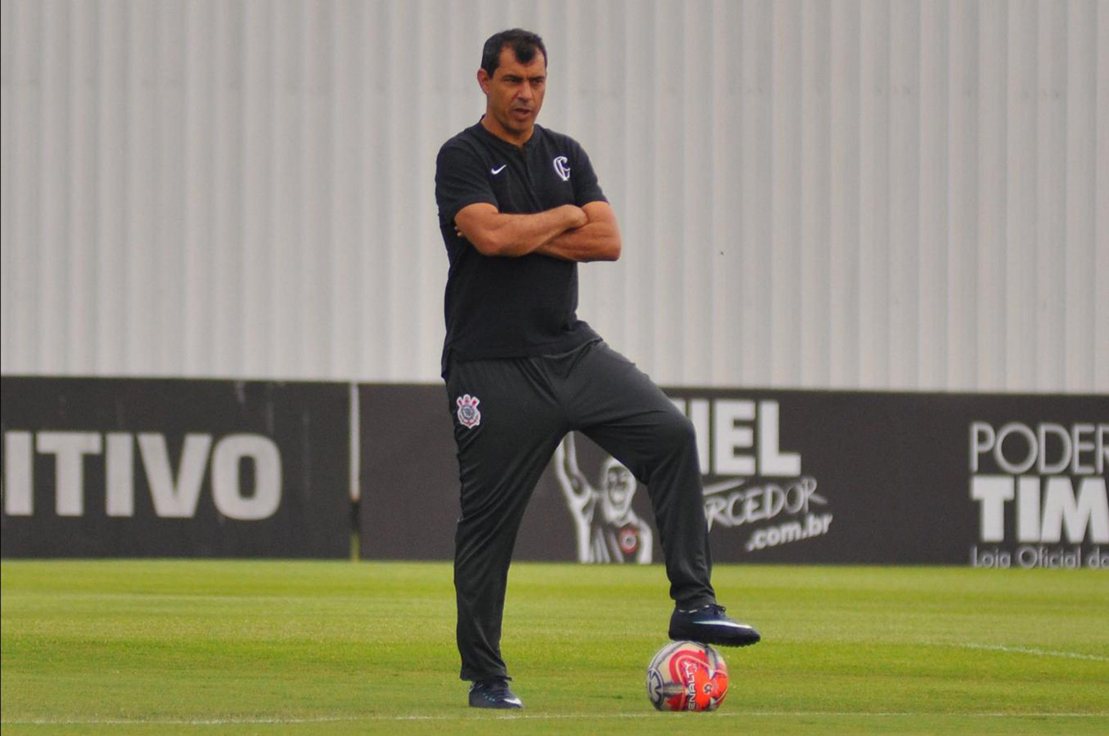 Carille fecha último treino do Corinthians antes de pegar o Ituano