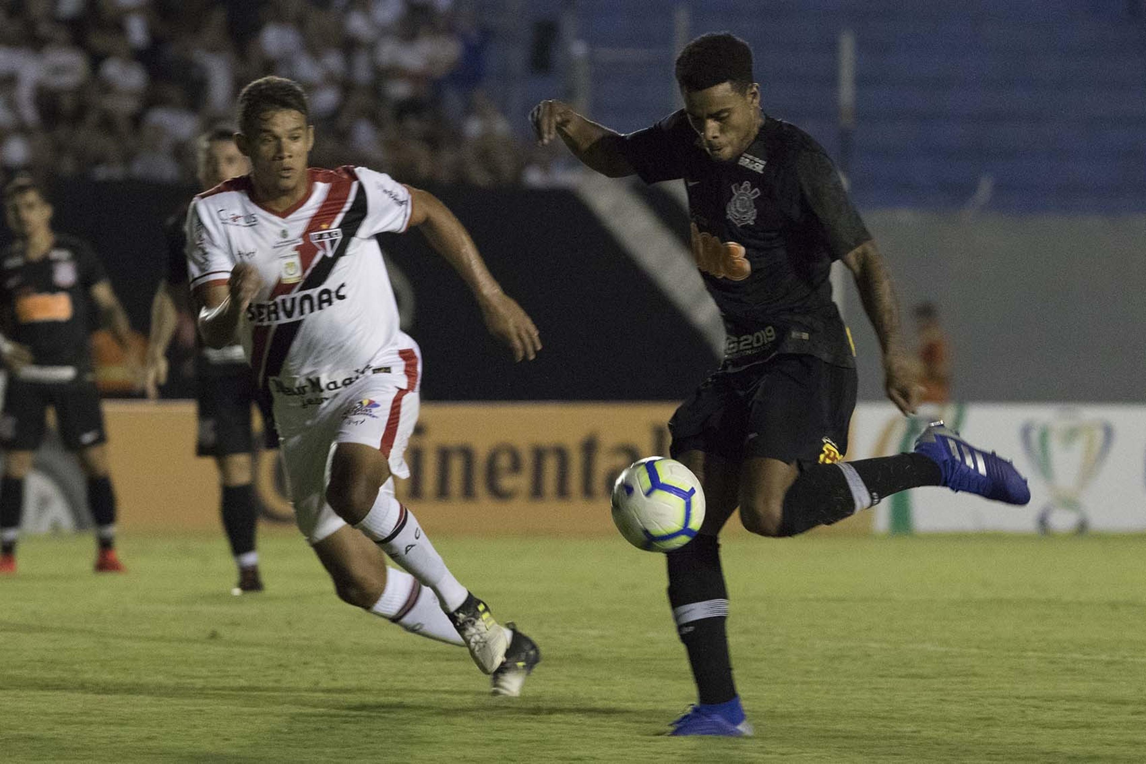 Filme repetido: defesa do Corinthians falha, mas Gustagol salva novamente