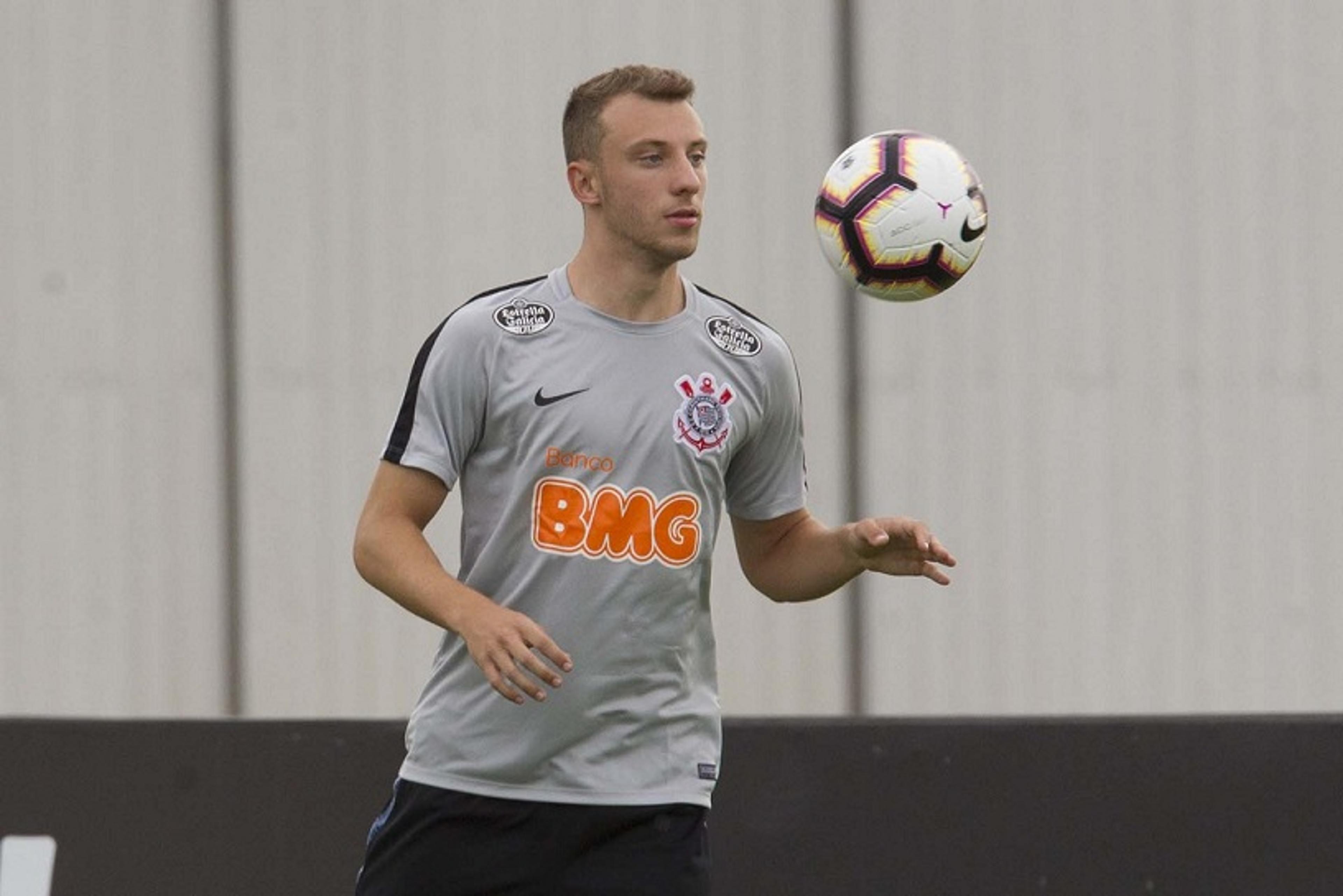 De volta ao Corinthians, Carlos Augusto projeta duelo com o Racing