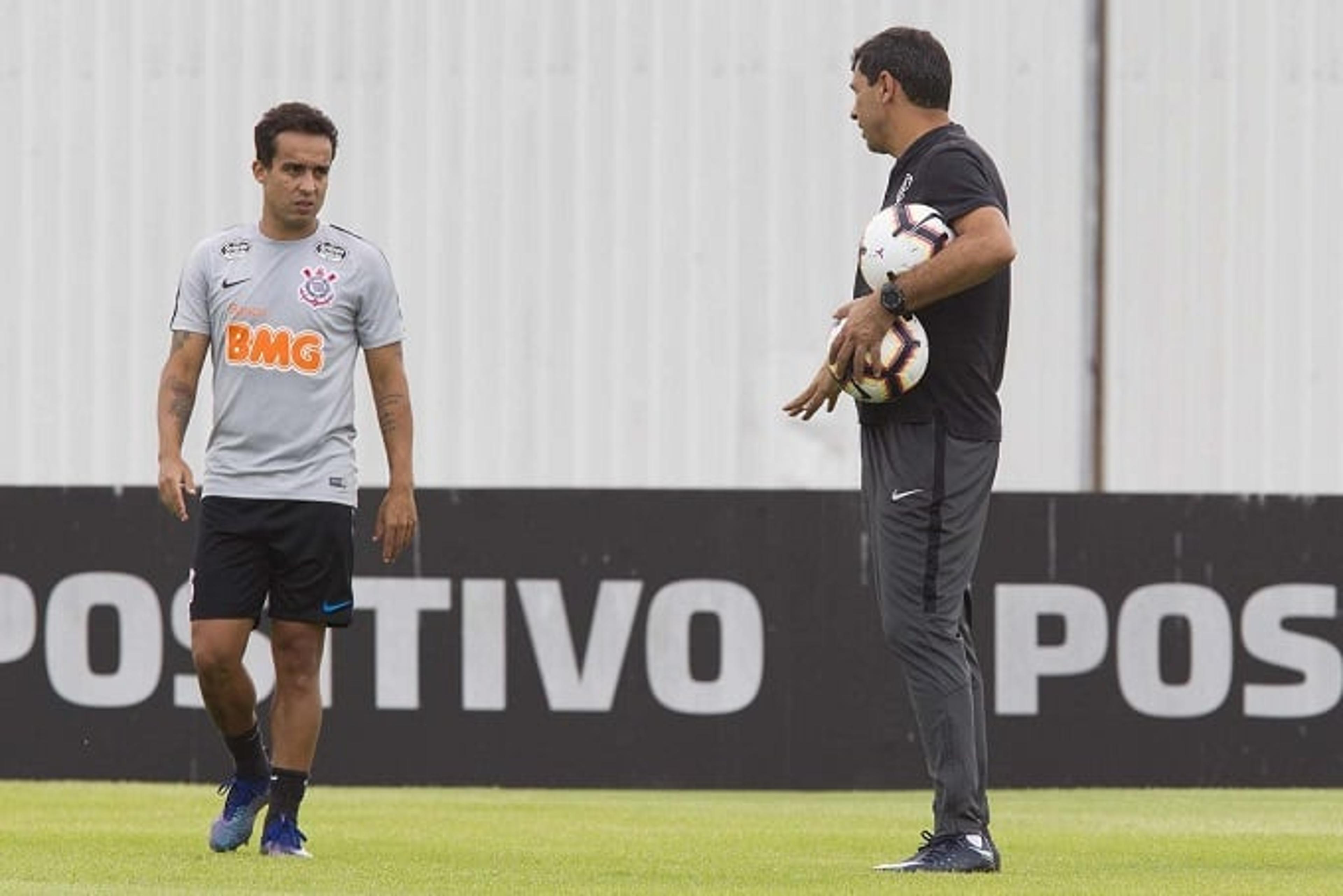 Jadson pede paciência, mas admite incômodo com futebol do Corinthians