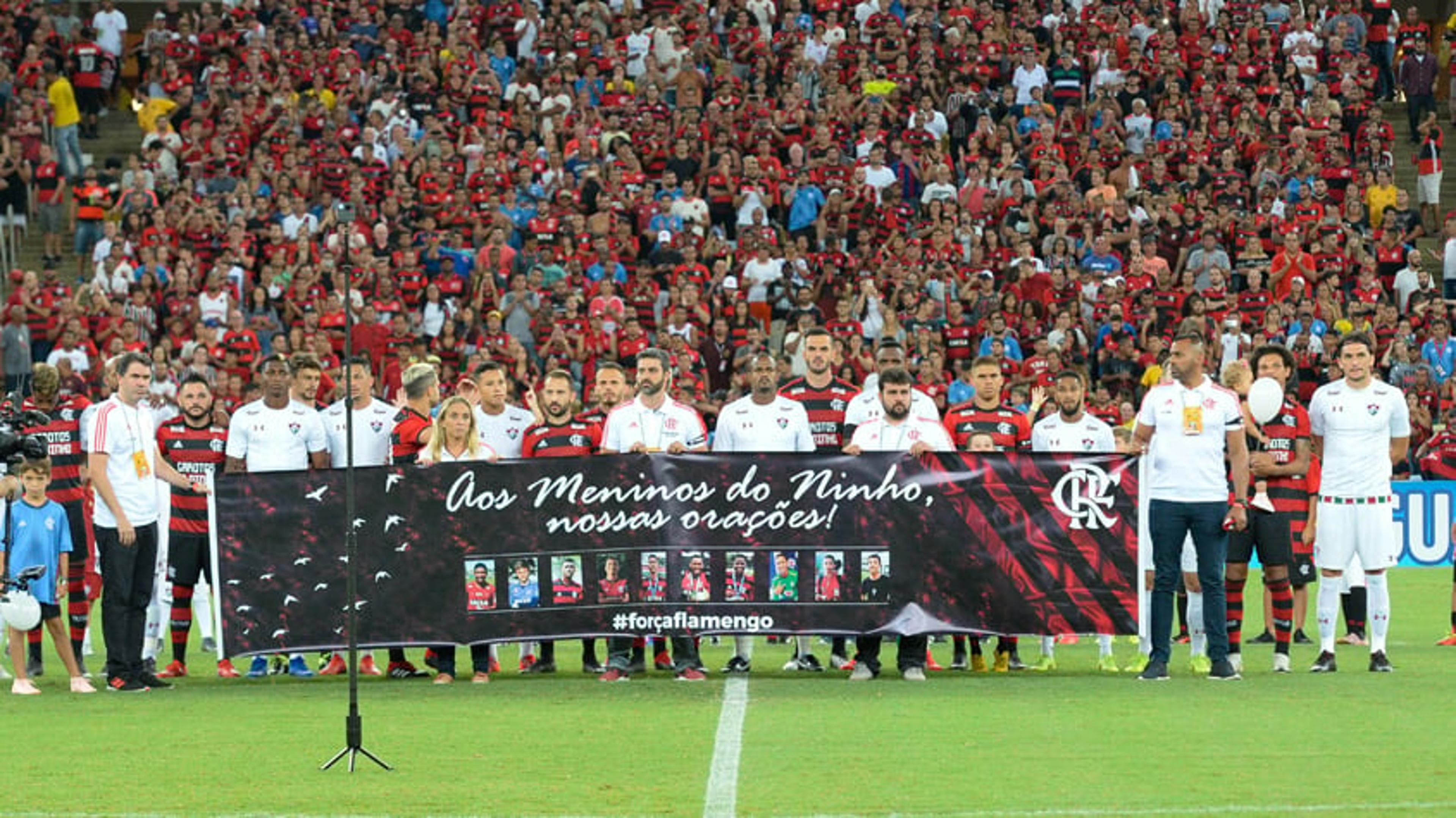 VÍDEO: Veja as homenagens às vítimas da tragédia do Ninho antes do Fla-Flu