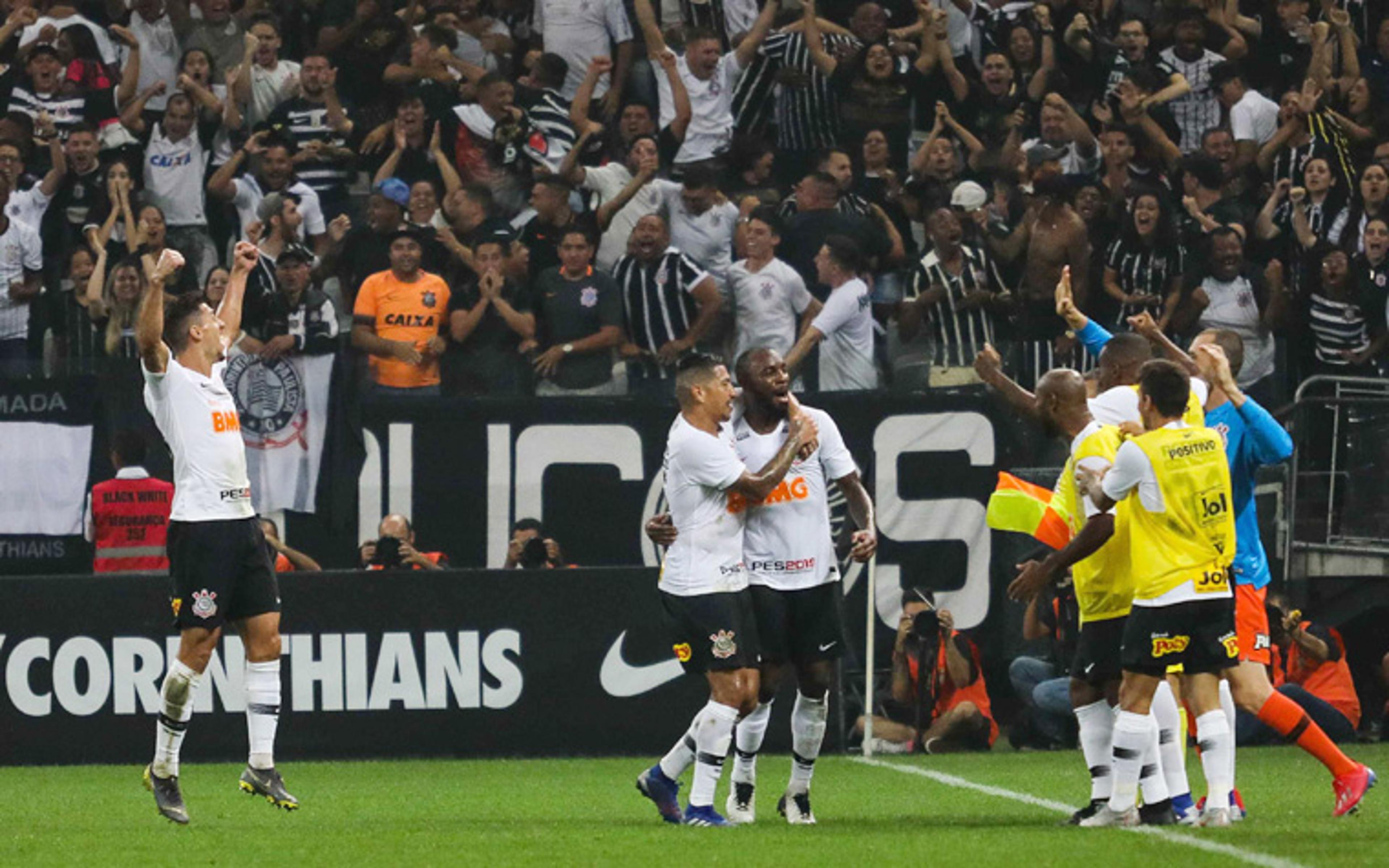 Corinthians segue com dificuldades, mas bola aérea e Gustagol salvam