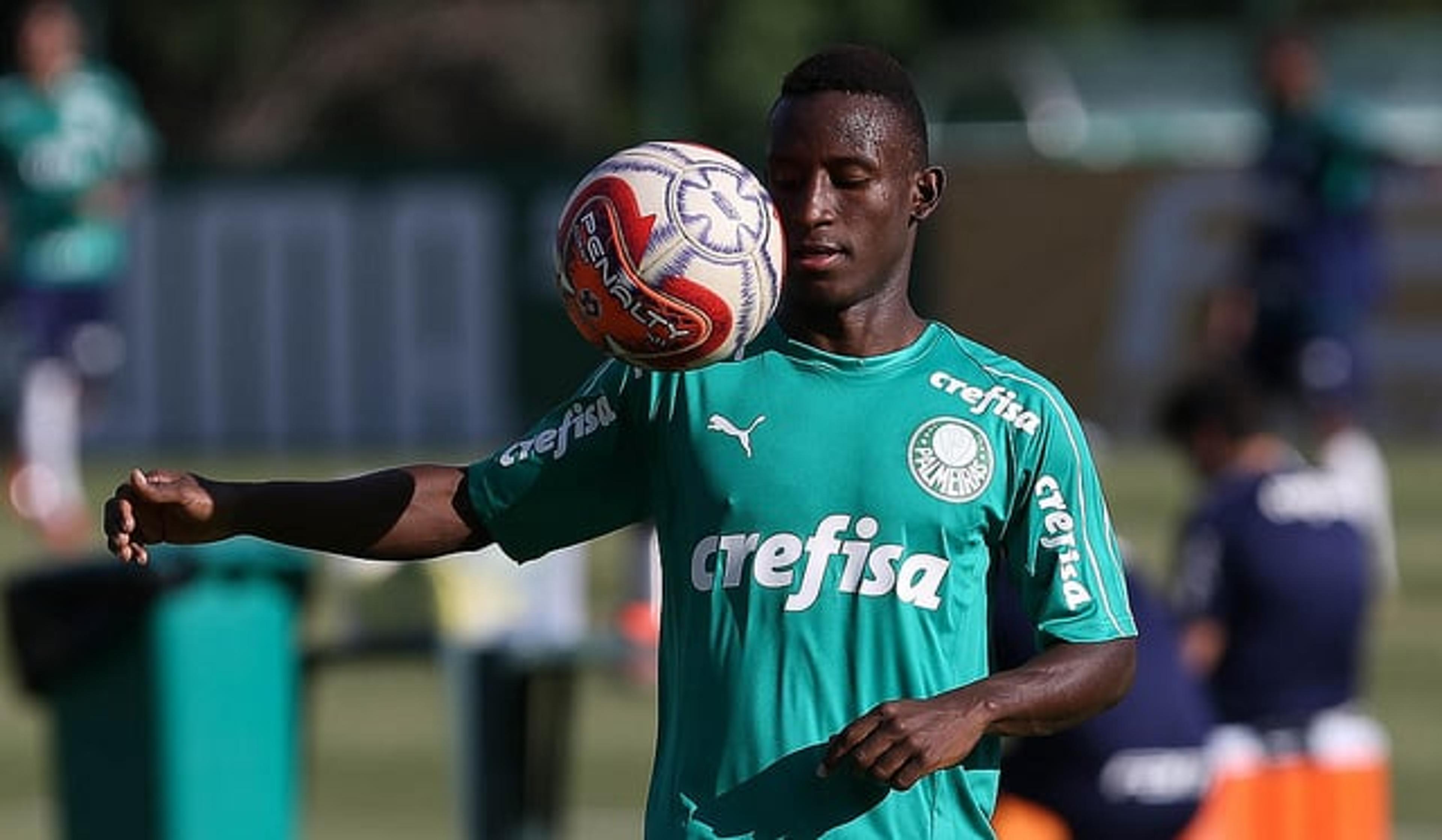 Colombiano Angulo, de 19 anos, chega para treinar no Palmeiras