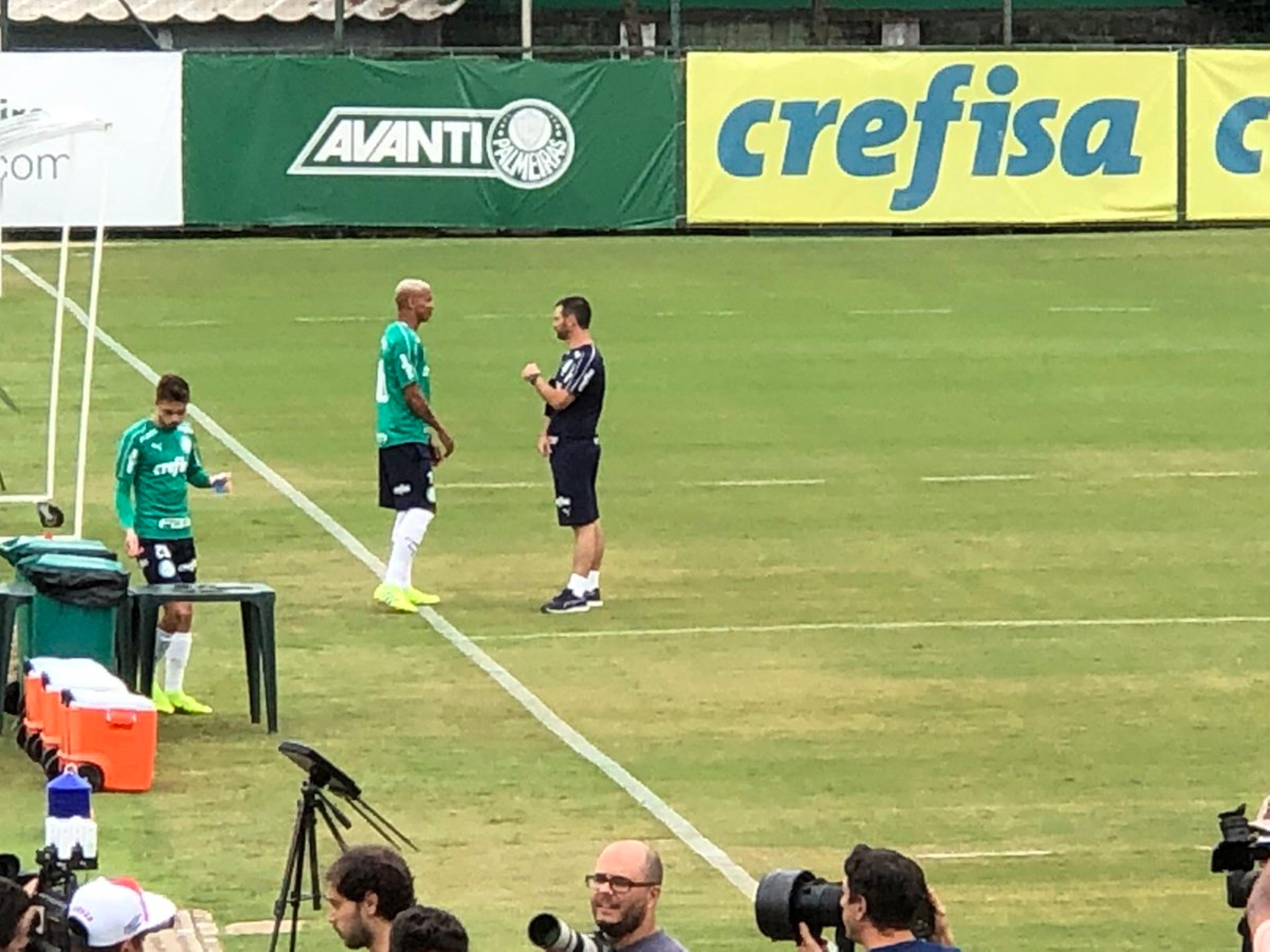 Com venda encaminhada, Deyverson participa de treino no Palmeiras