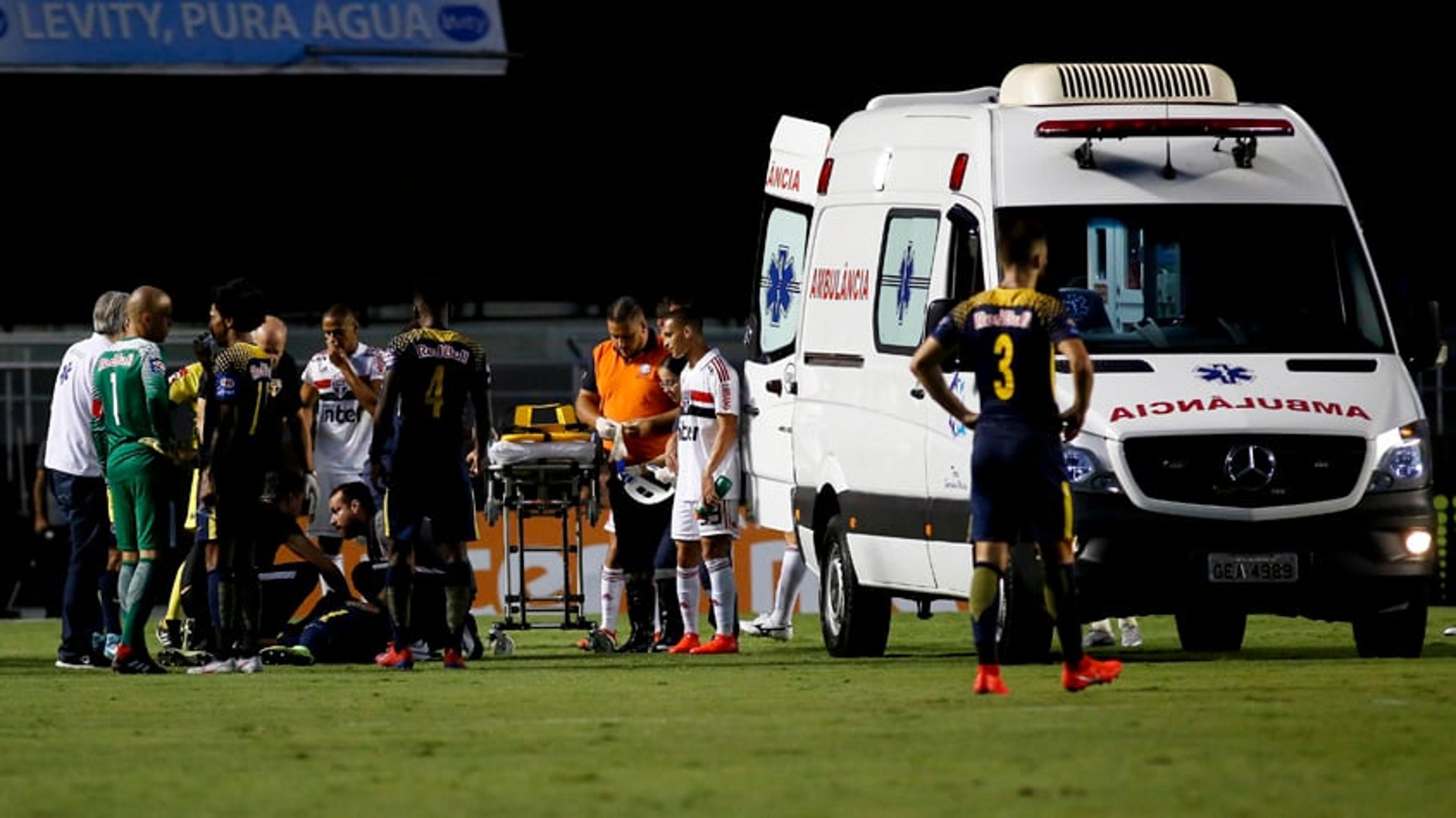 Após sair de ambulância de jogo, lateral do Red Bull Brasil recebe alta